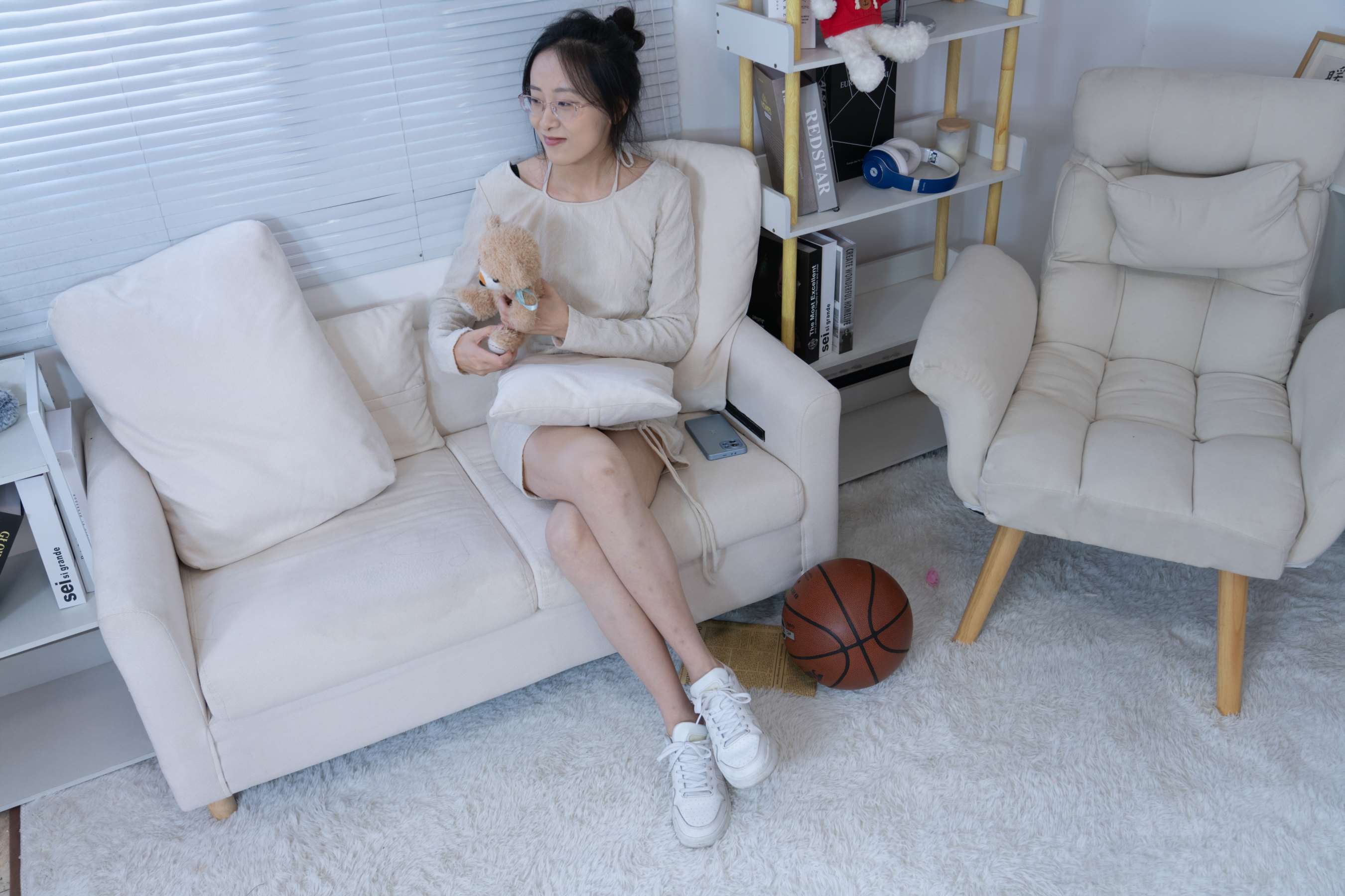 《静静-板鞋、白棉袜、裸足》作品图