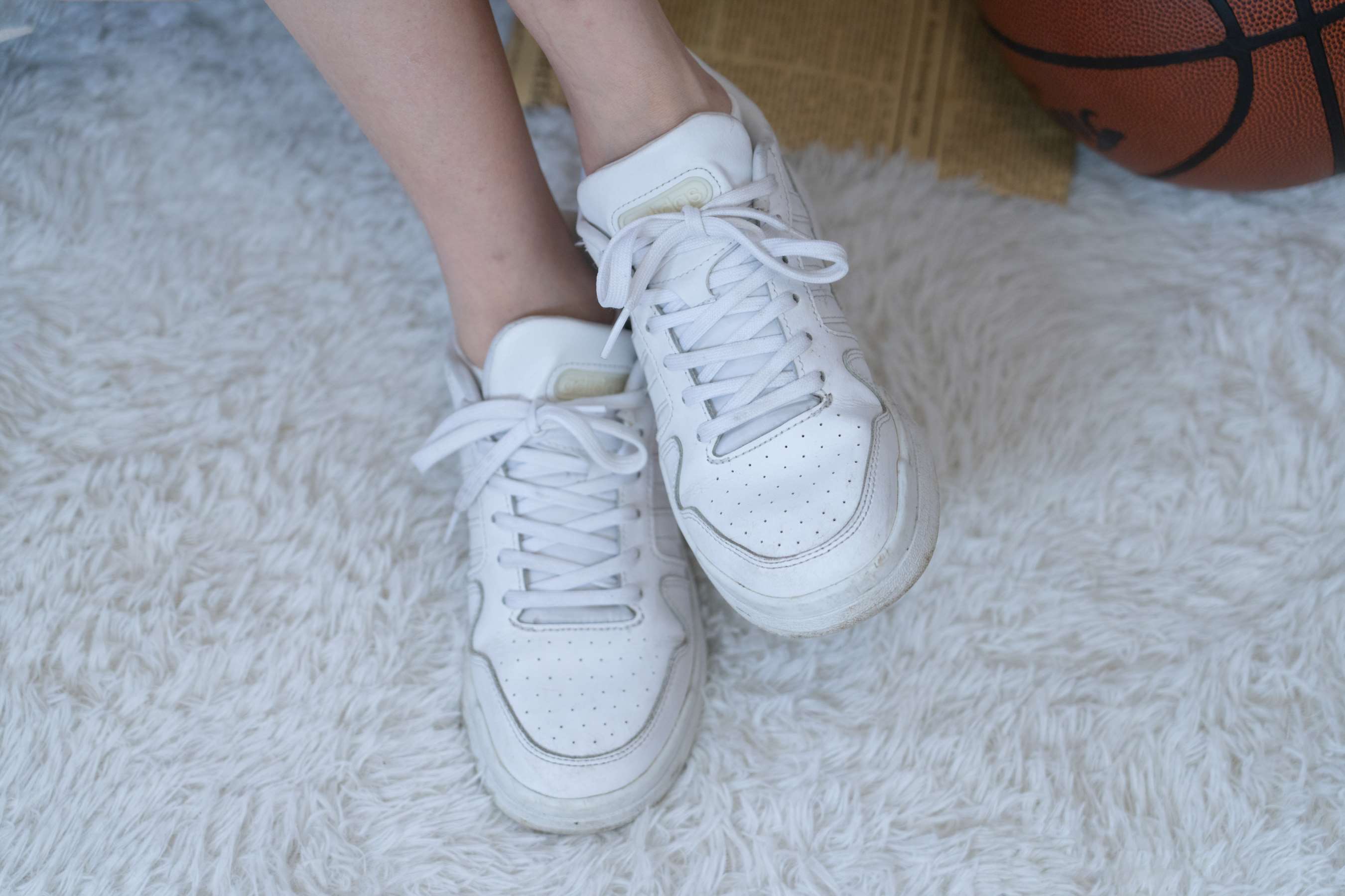 《静静-板鞋、白棉袜、裸足》作品图