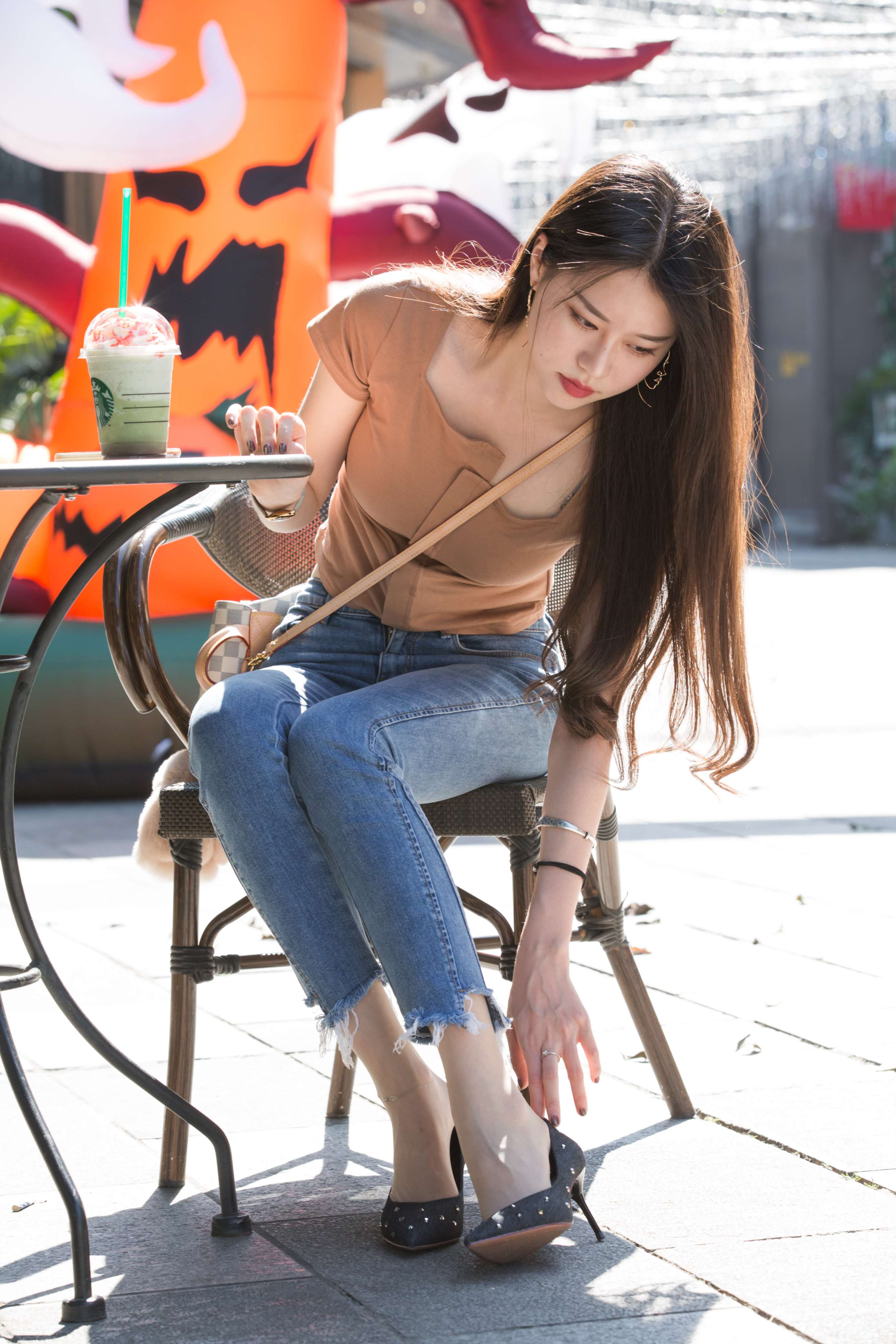 《Sia 牛仔裤女孩》作品图