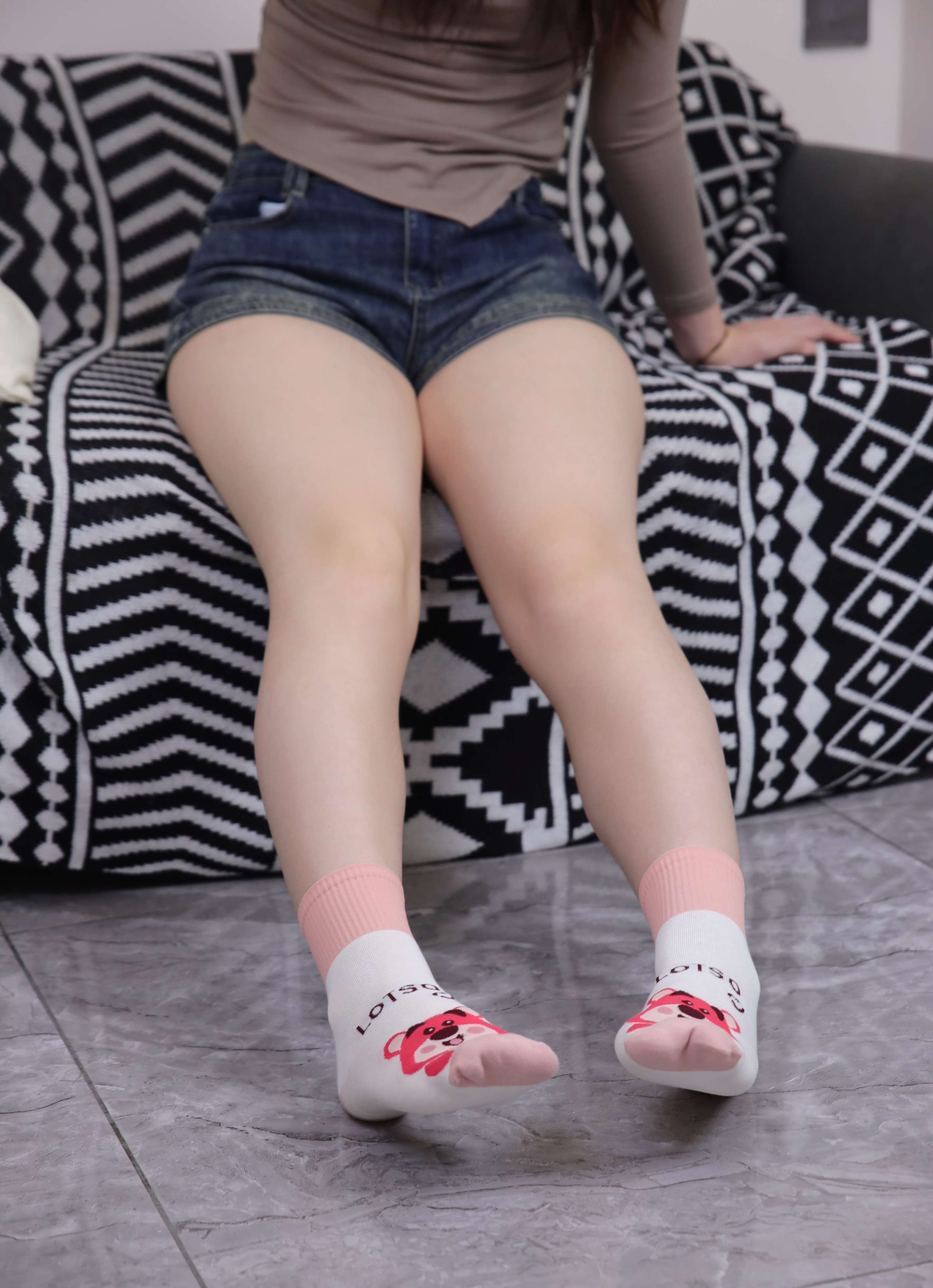 《阿悦棉袜、裸足》作品图