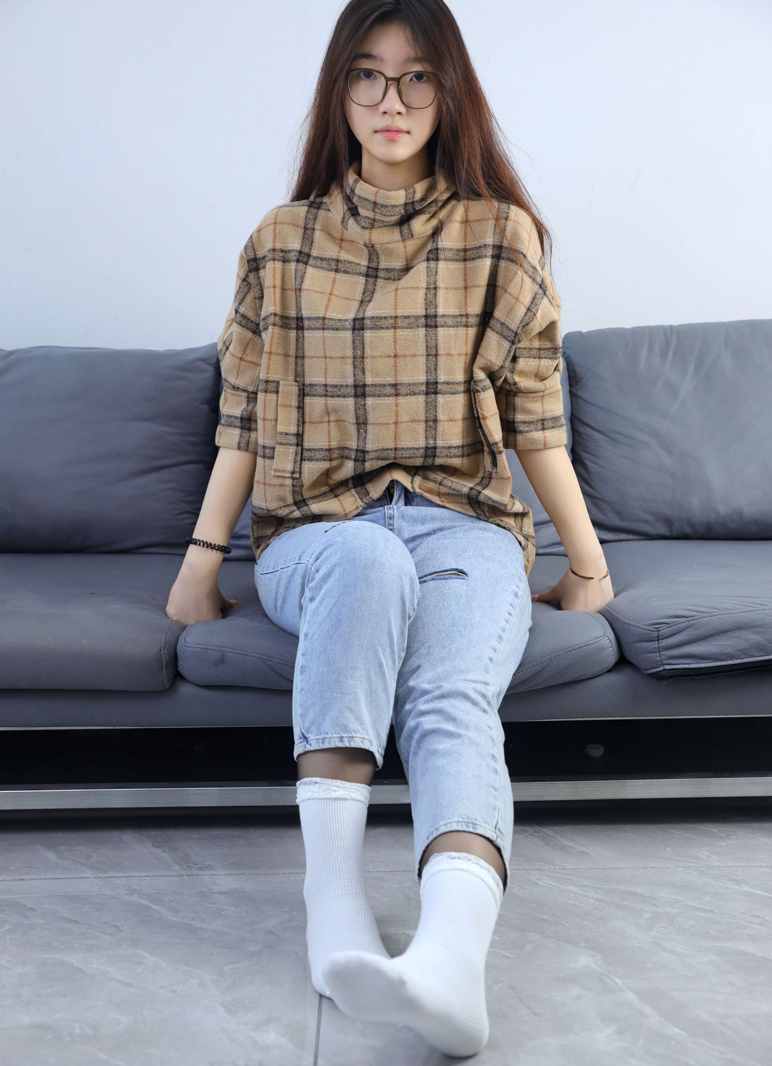 《阿悦牛仔裤裤里丝，白袜套黑丝》作品图