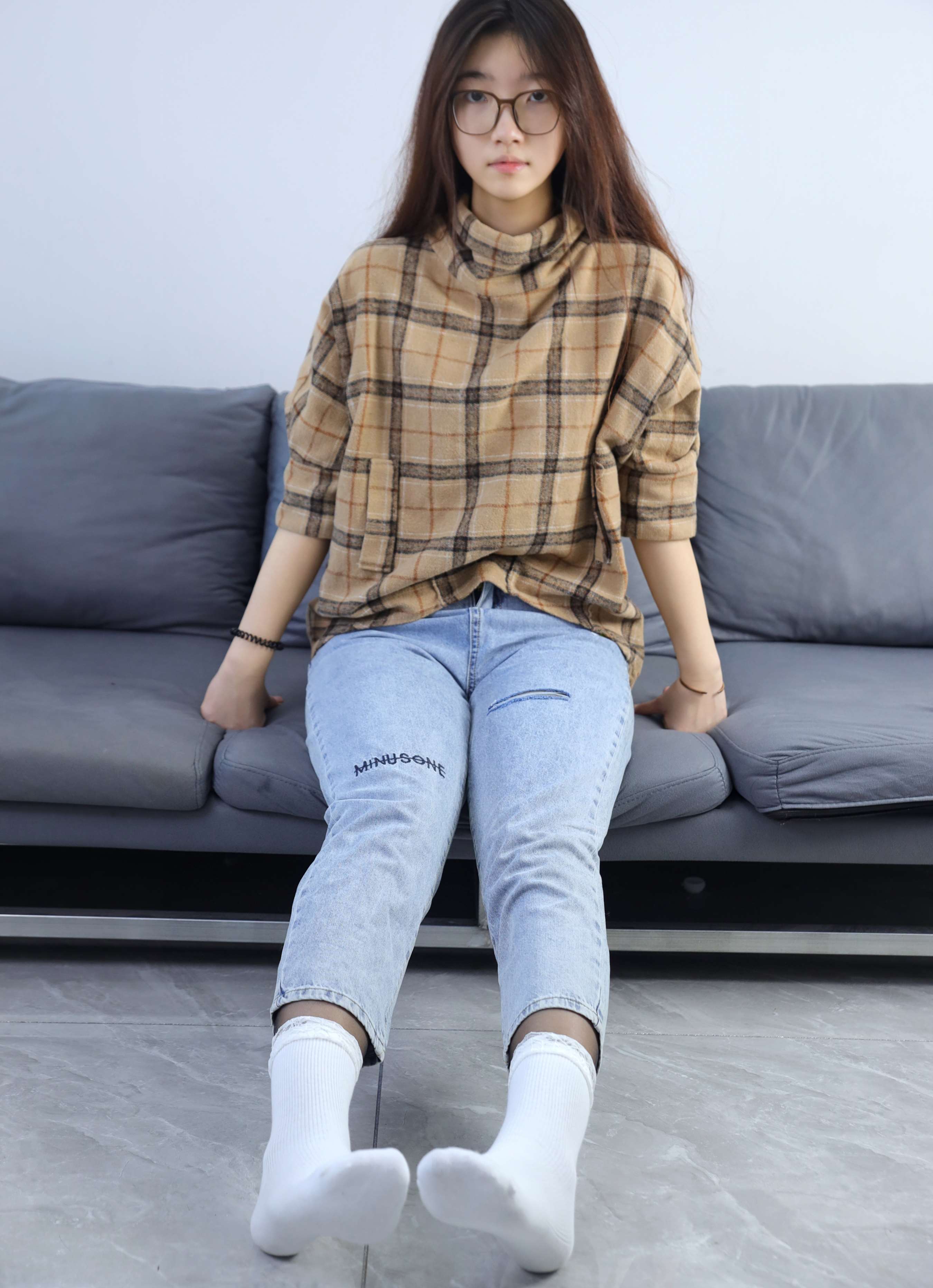 《阿悦牛仔裤裤里丝，白袜套黑丝》作品图