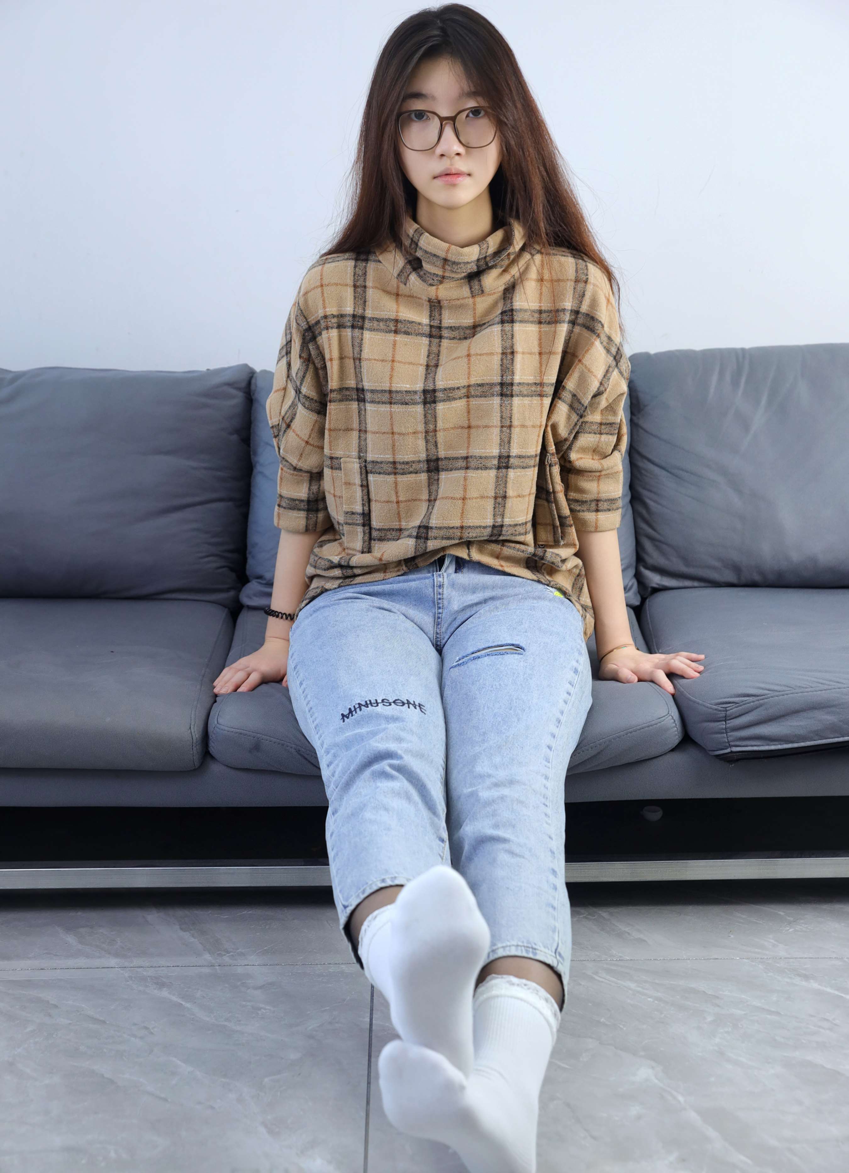 《阿悦牛仔裤裤里丝，白袜套黑丝》作品图