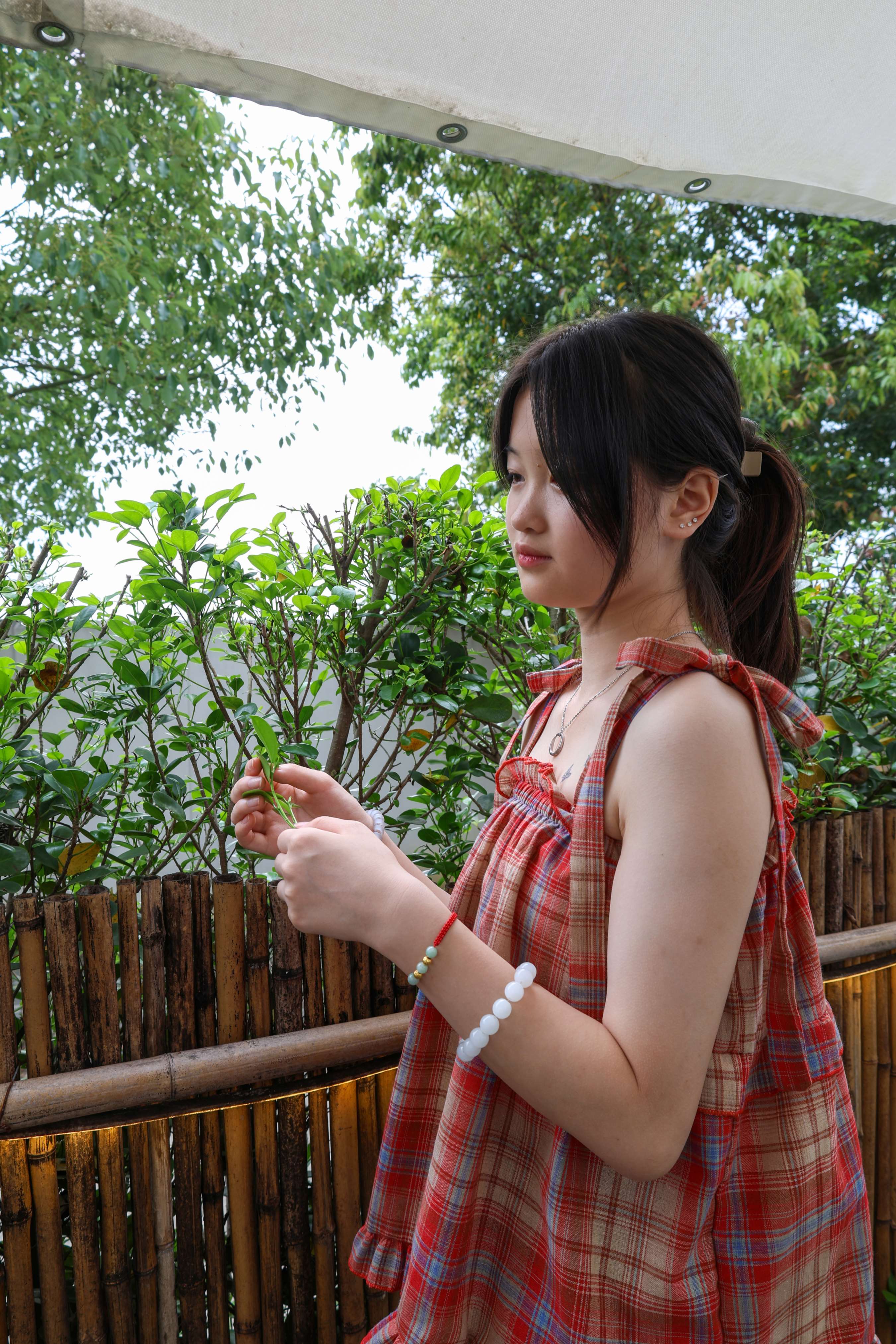 《少女白袜裸足》作品图