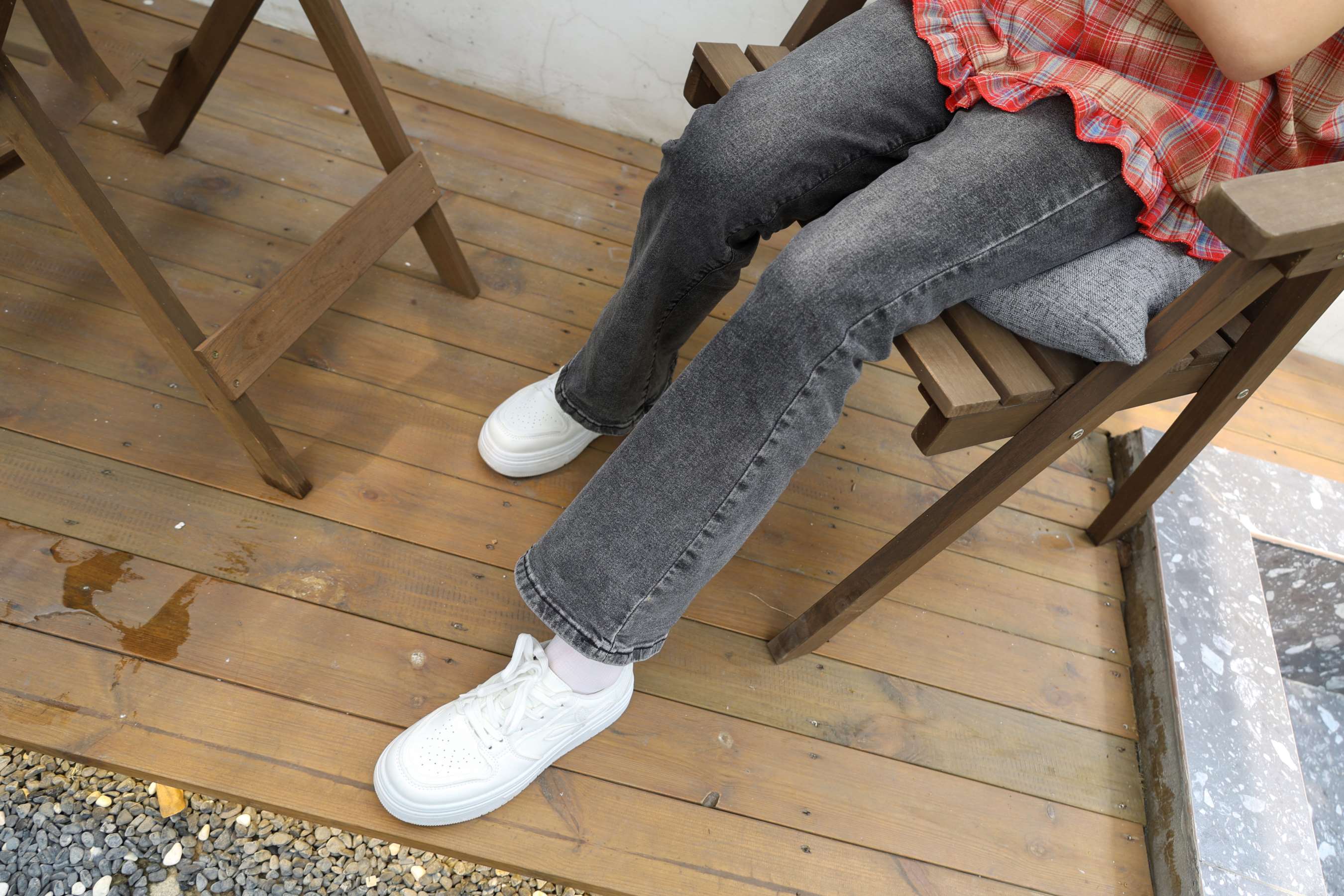 《少女白袜裸足》作品图