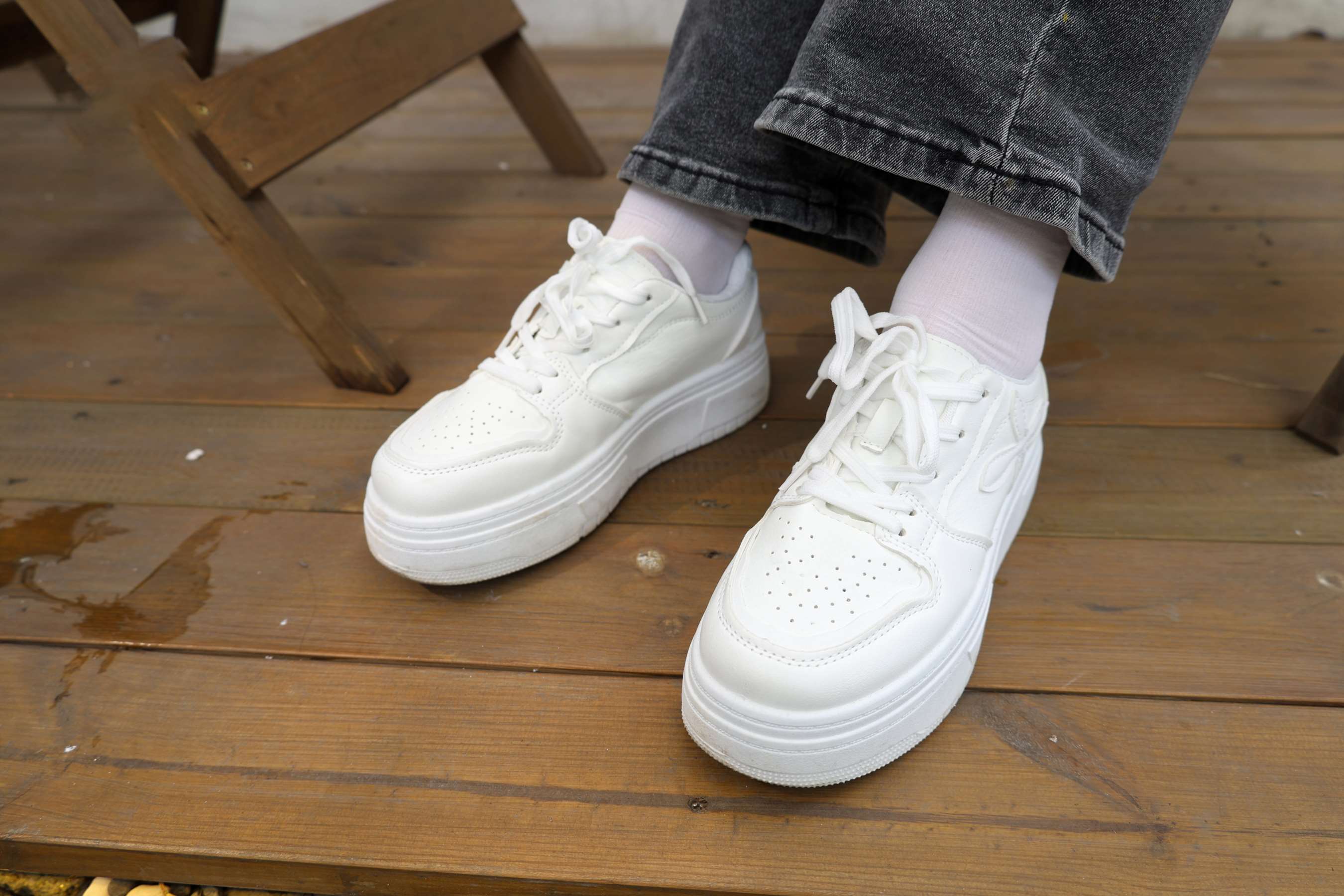 《少女白袜裸足》作品图