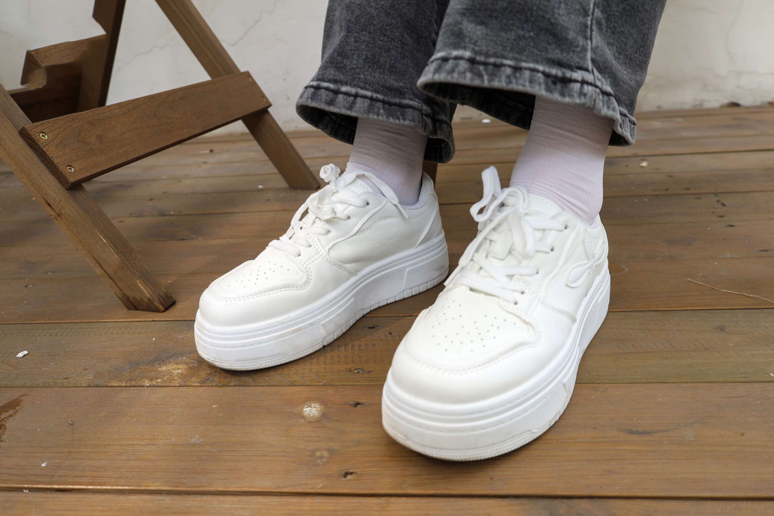 《少女白袜裸足》作品图