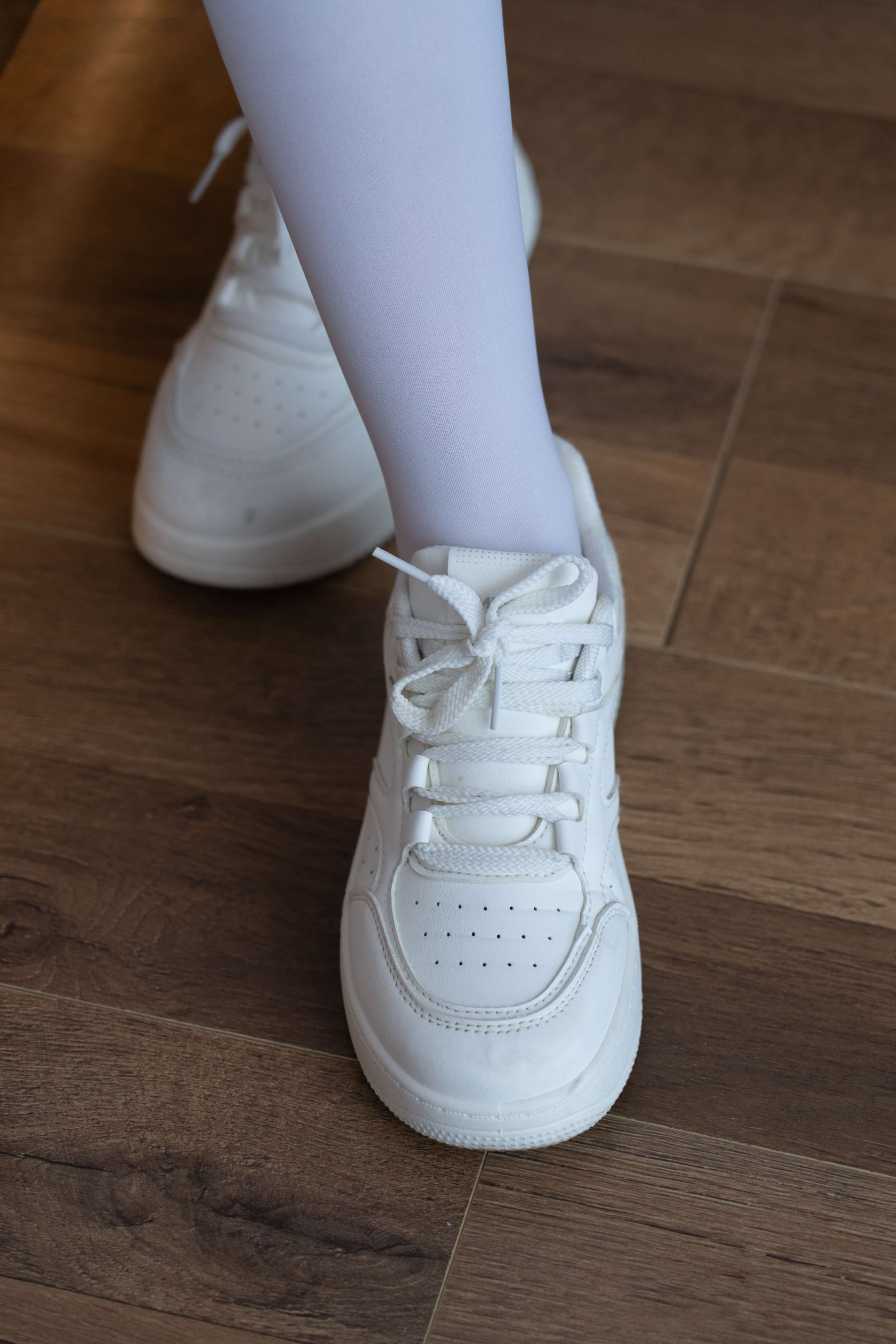 《璇璇-板鞋、厚白丝》作品图