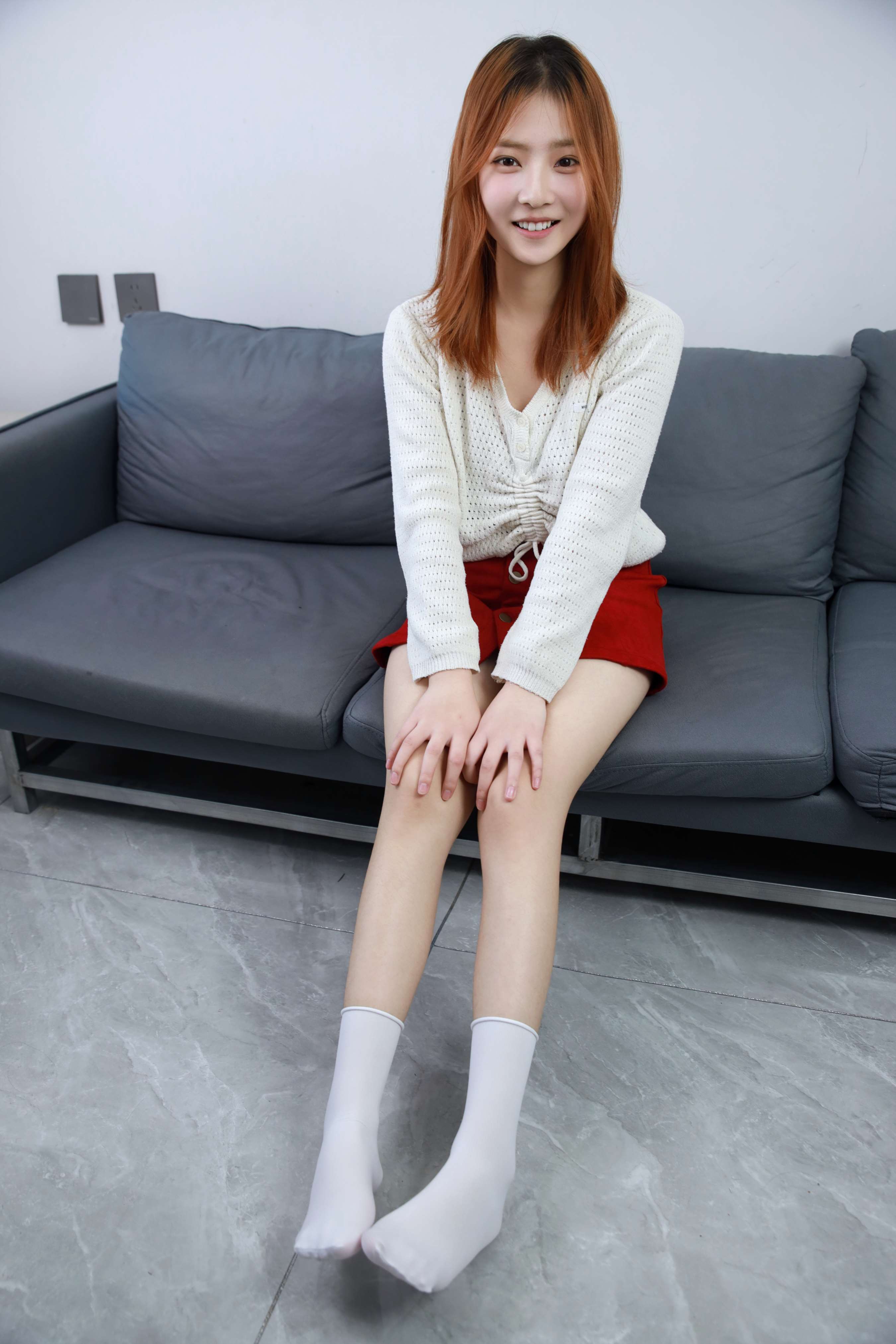 《露露红色短裙、白色棉袜》作品图