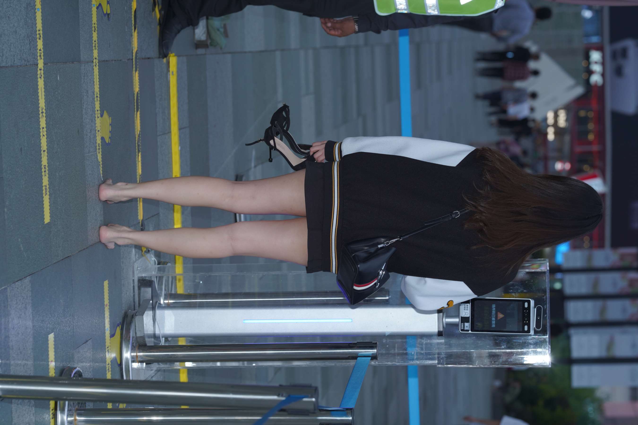 《小姐姐赤足逛街》作品图