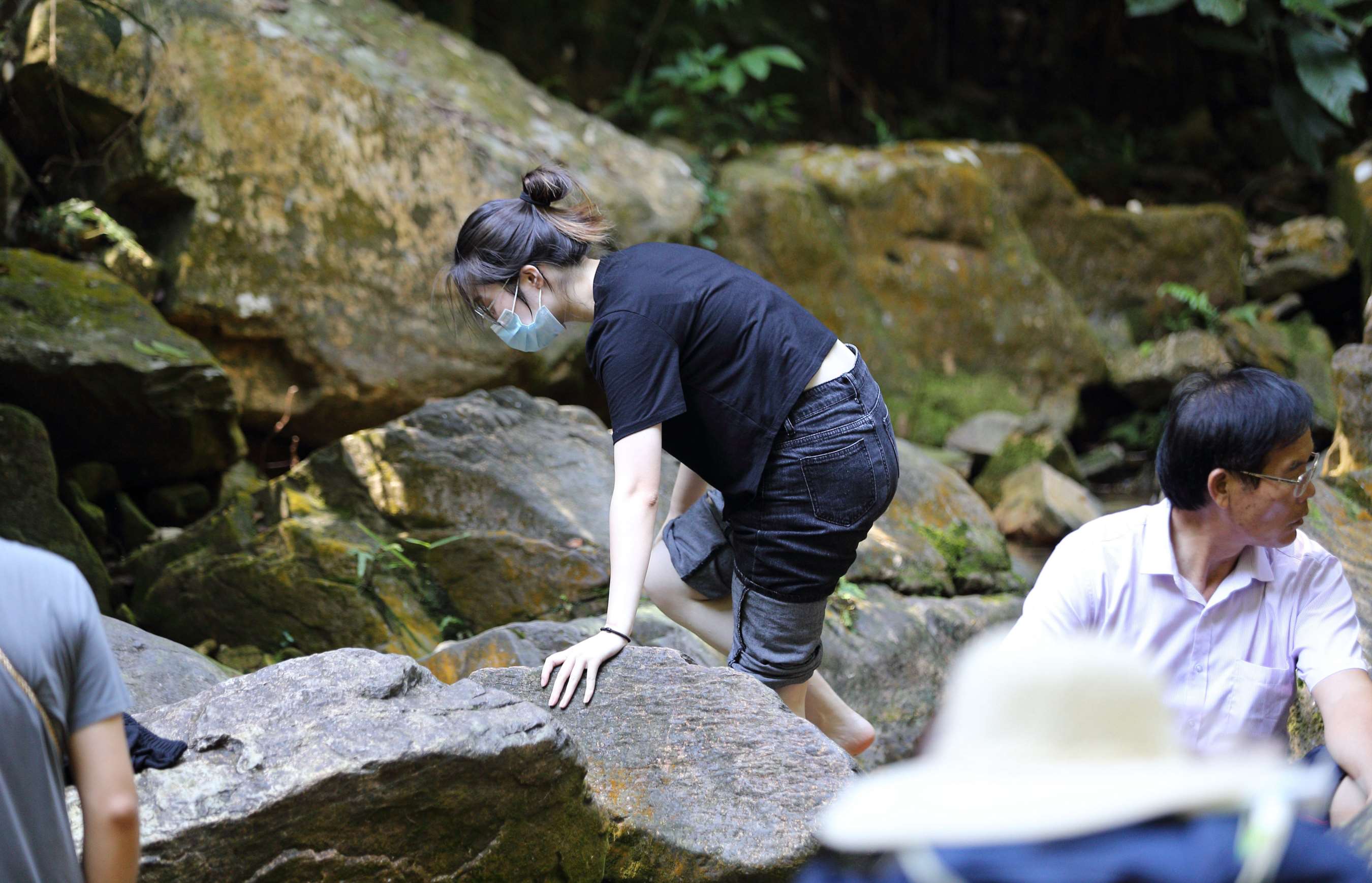 《大神全方位偷拍正在玩水的学生妹的极品美足，真是诱人！》作品图