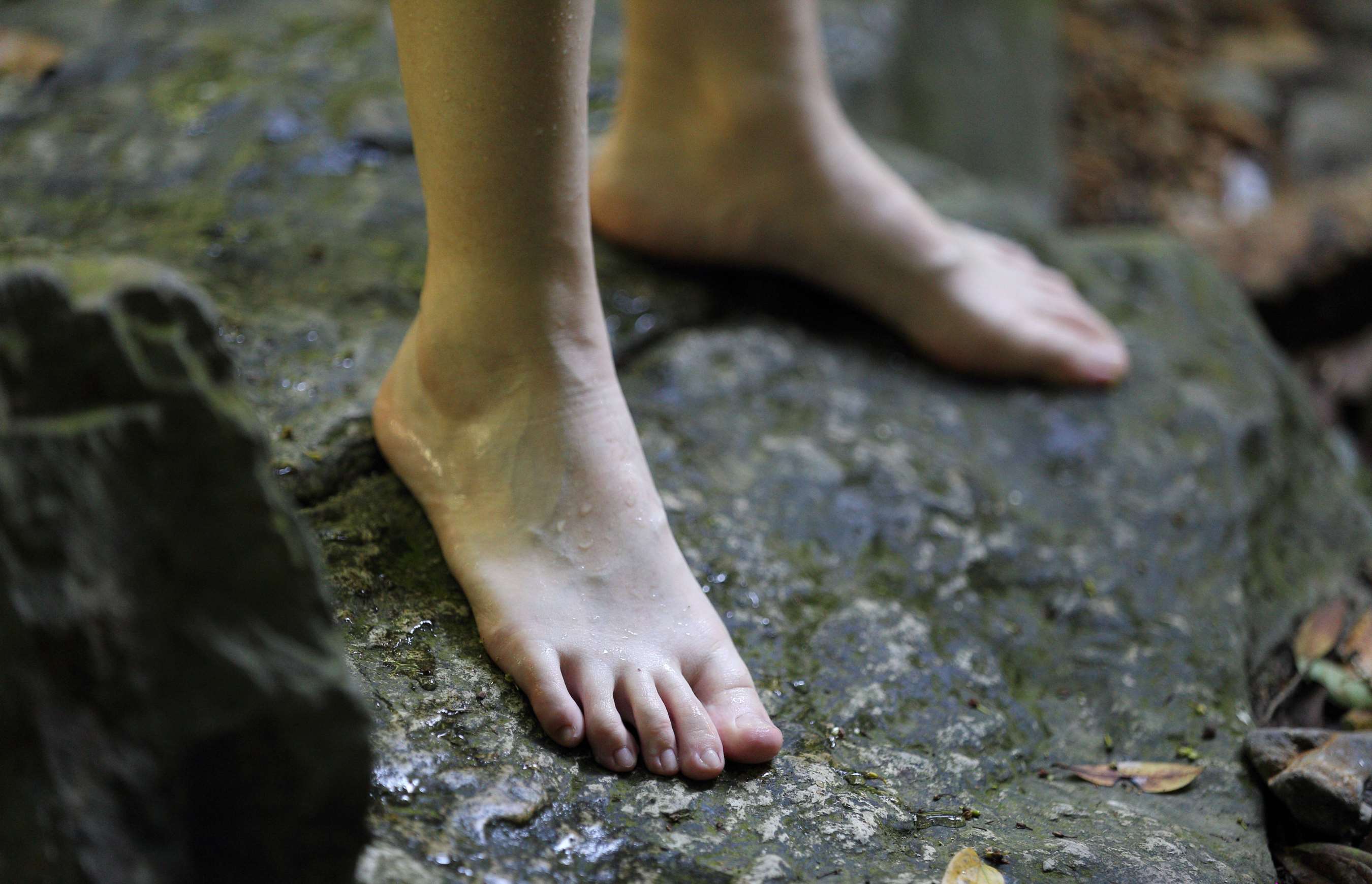 《大神全方位偷拍正在玩水的学生妹的极品美足，真是诱人！》作品图