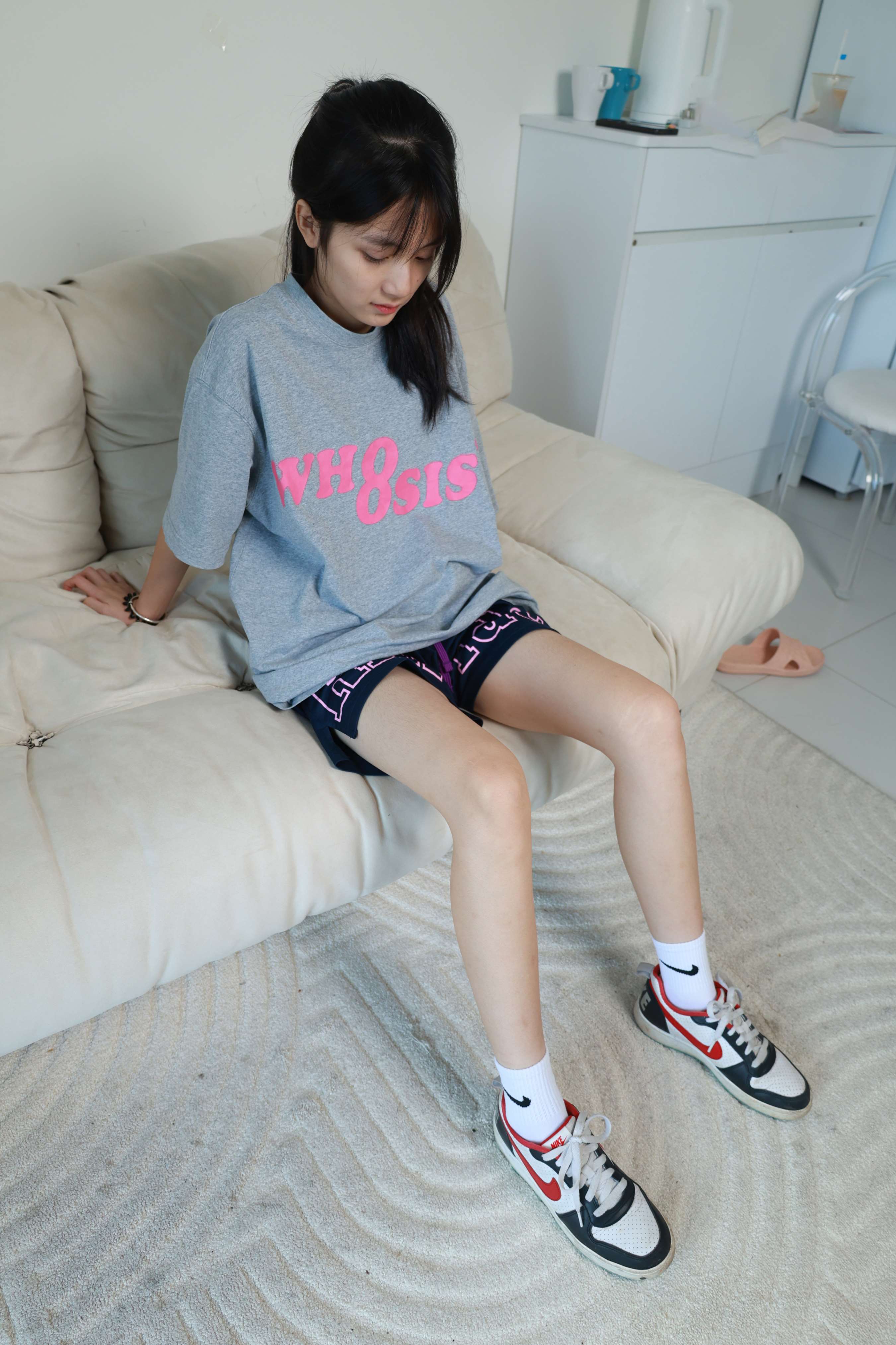 《少女沙发短裤、棉袜、嫩足》作品图