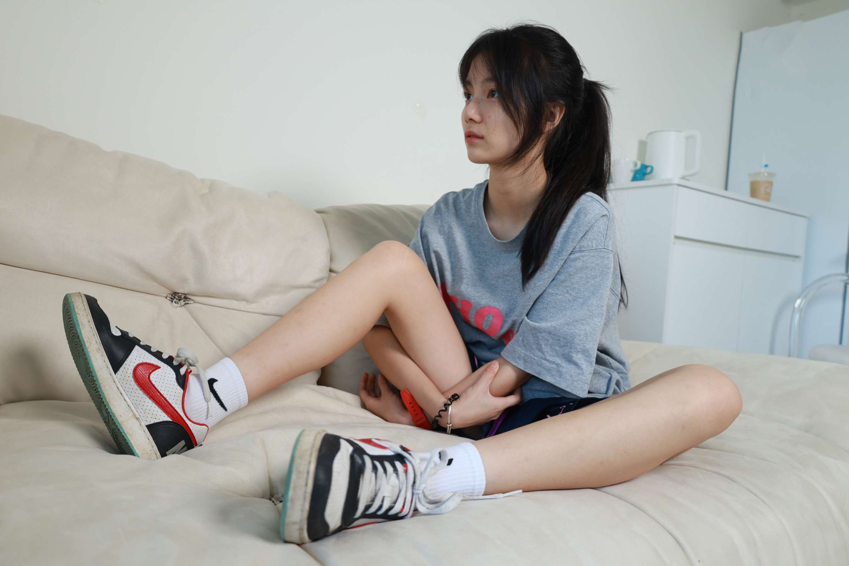 《少女沙发短裤、棉袜、嫩足》作品图