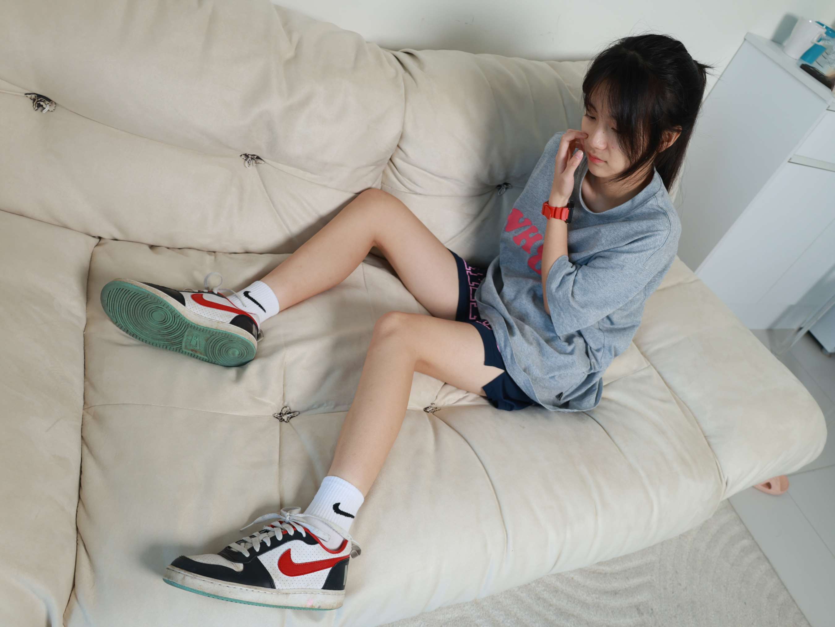 《少女沙发短裤、棉袜、嫩足》作品图