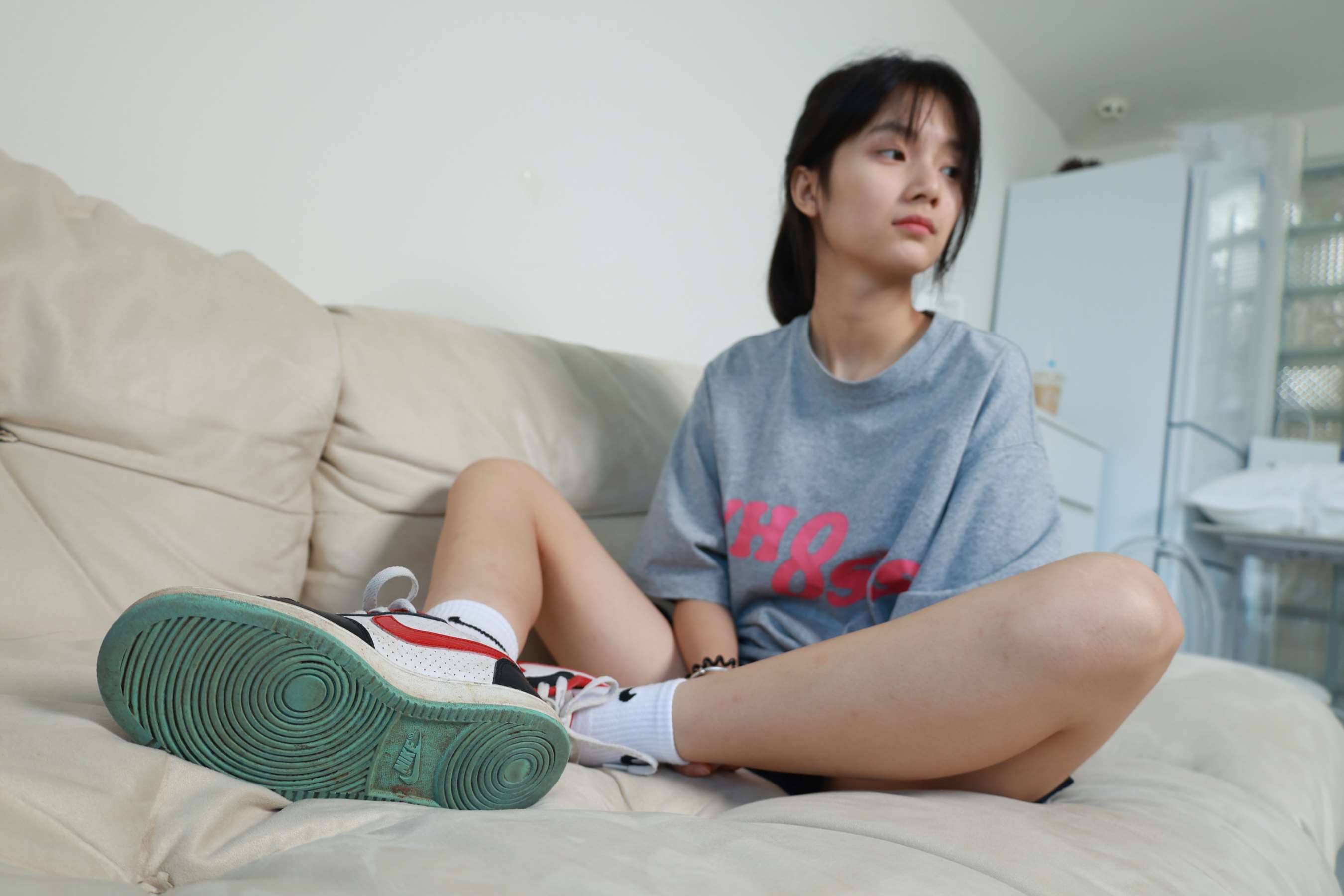 《少女沙发短裤、棉袜、嫩足》作品图