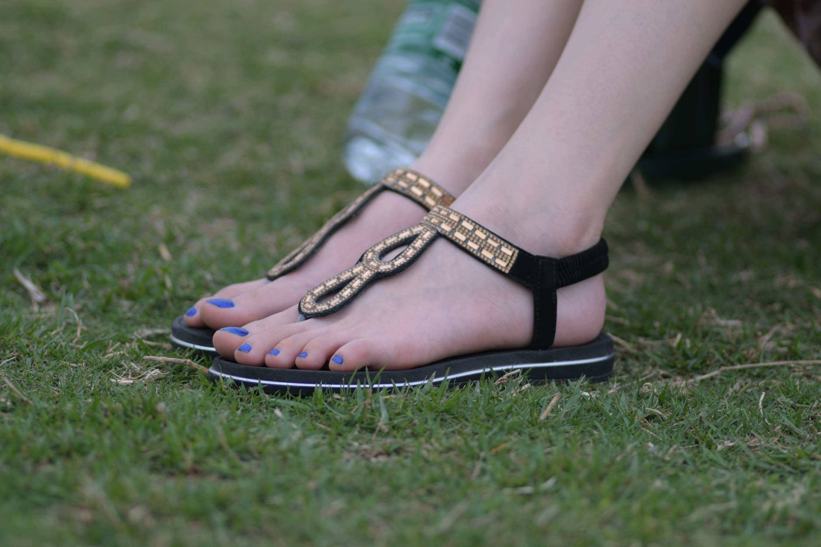 《超级漂亮的年轻美女,她那双极度勾魂白皙如玉的玉足》作品图