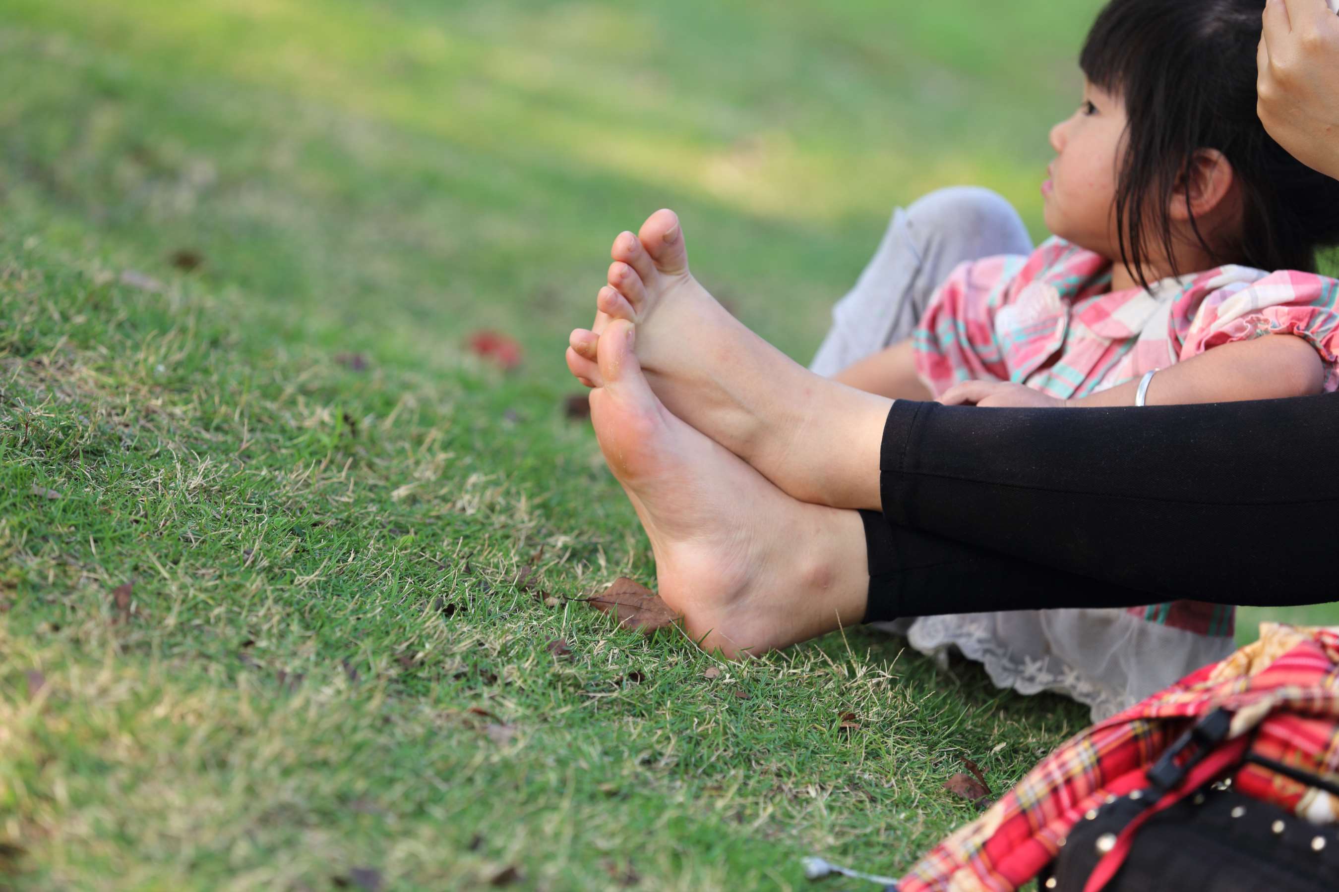 《少妇从鞋中脱出极其湿润的美脚》作品图