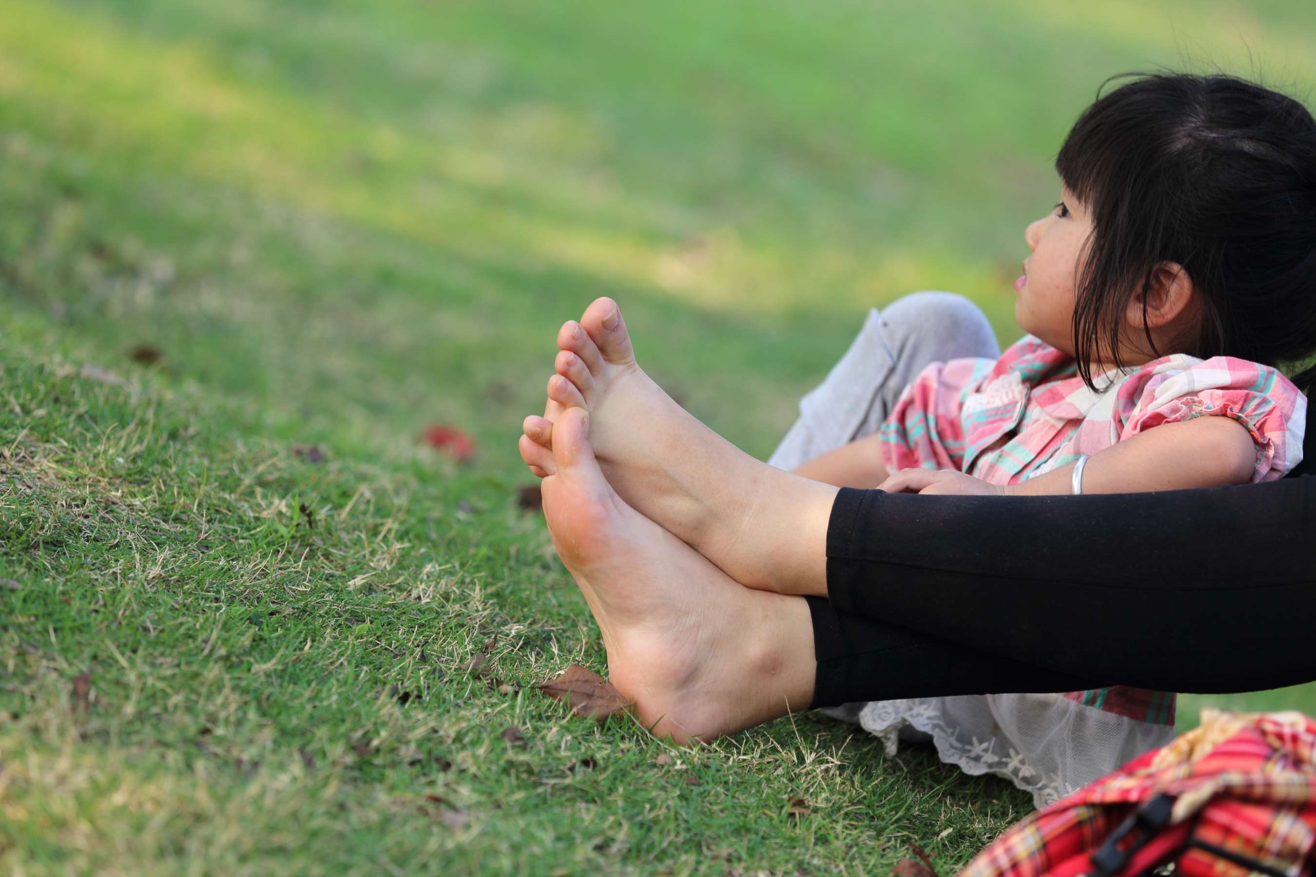 《少妇从鞋中脱出极其湿润的美脚》作品图