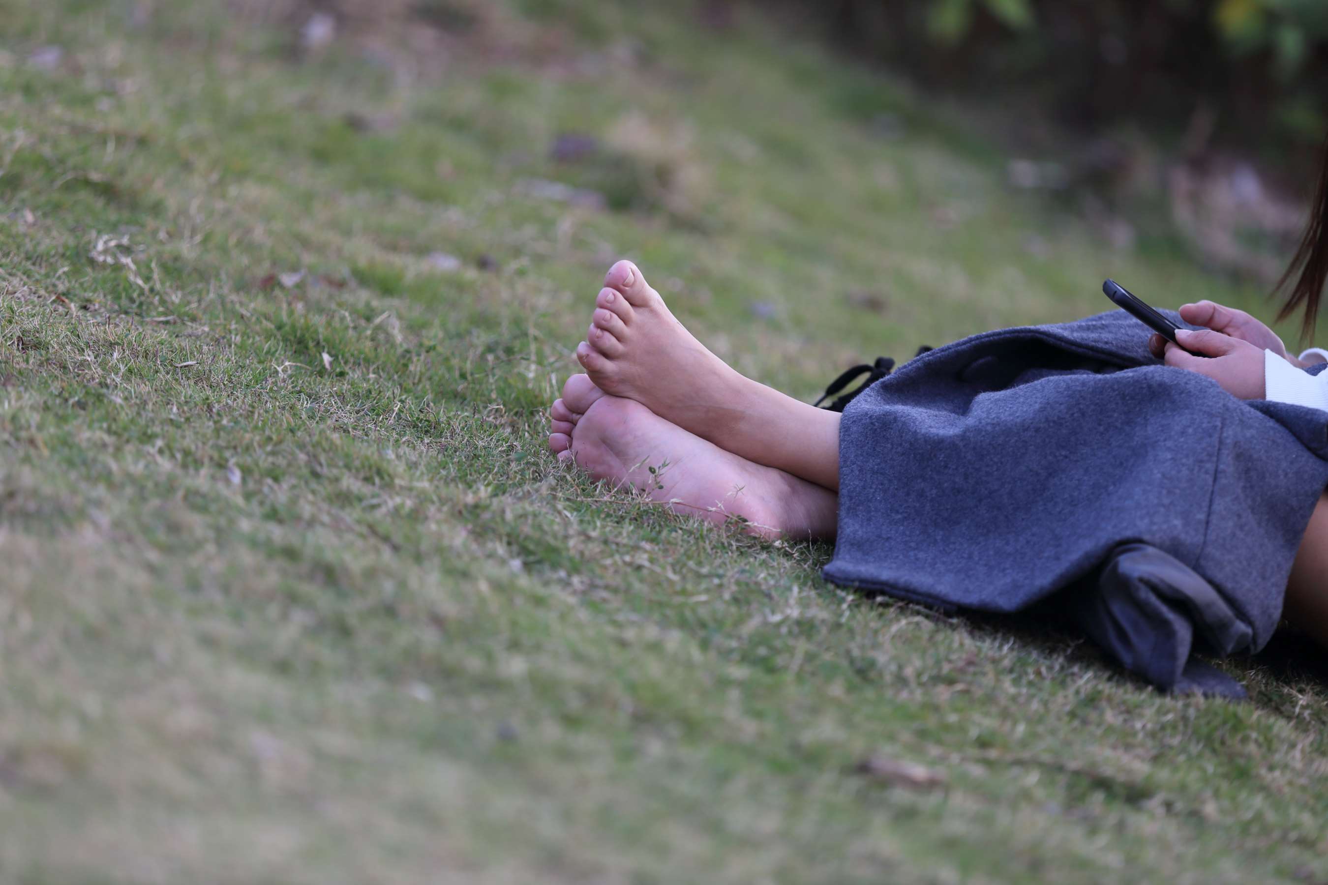 《少女从耐克运动鞋脱出如此湿润的汗脚》作品图