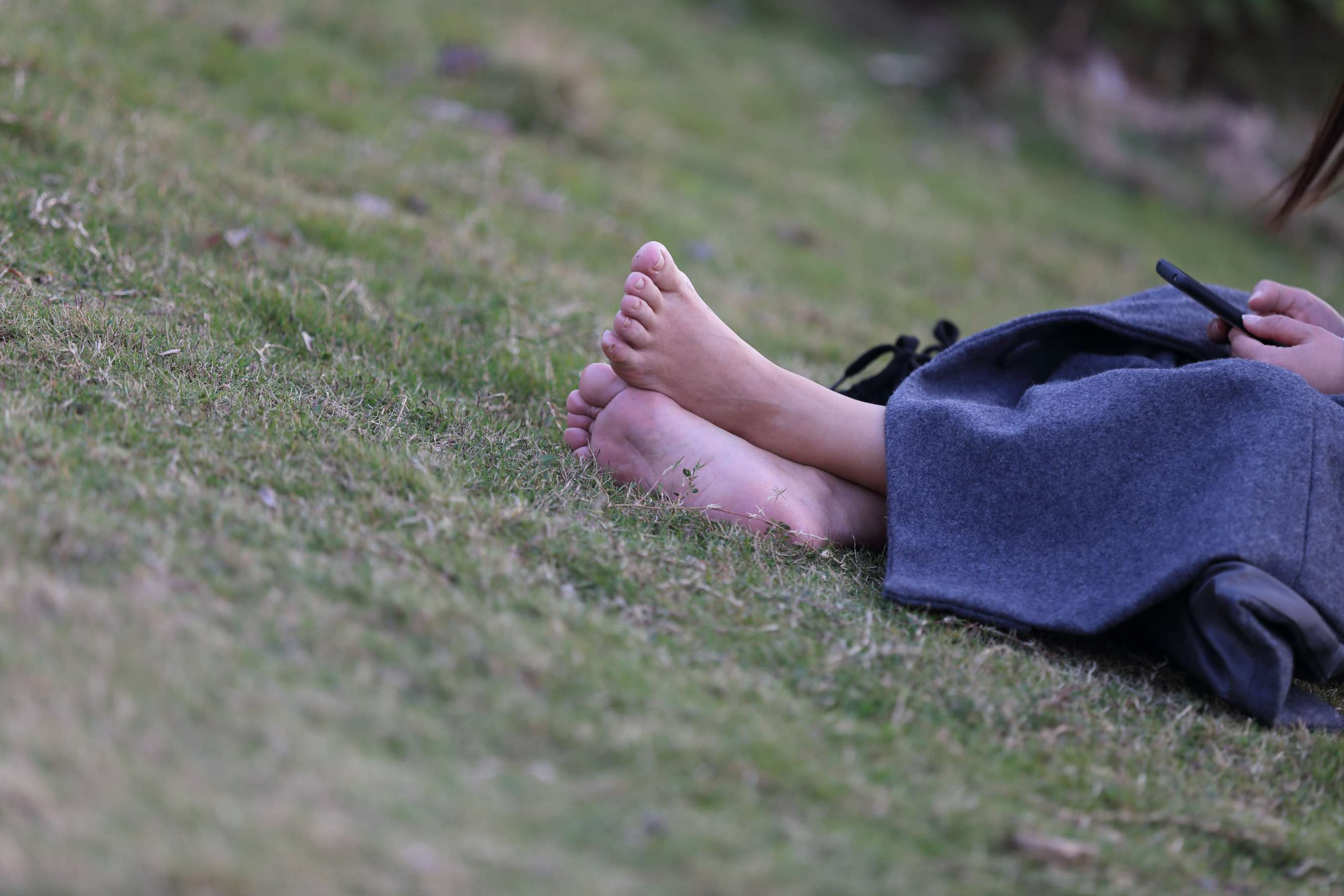 《少女从耐克运动鞋脱出如此湿润的汗脚》作品图