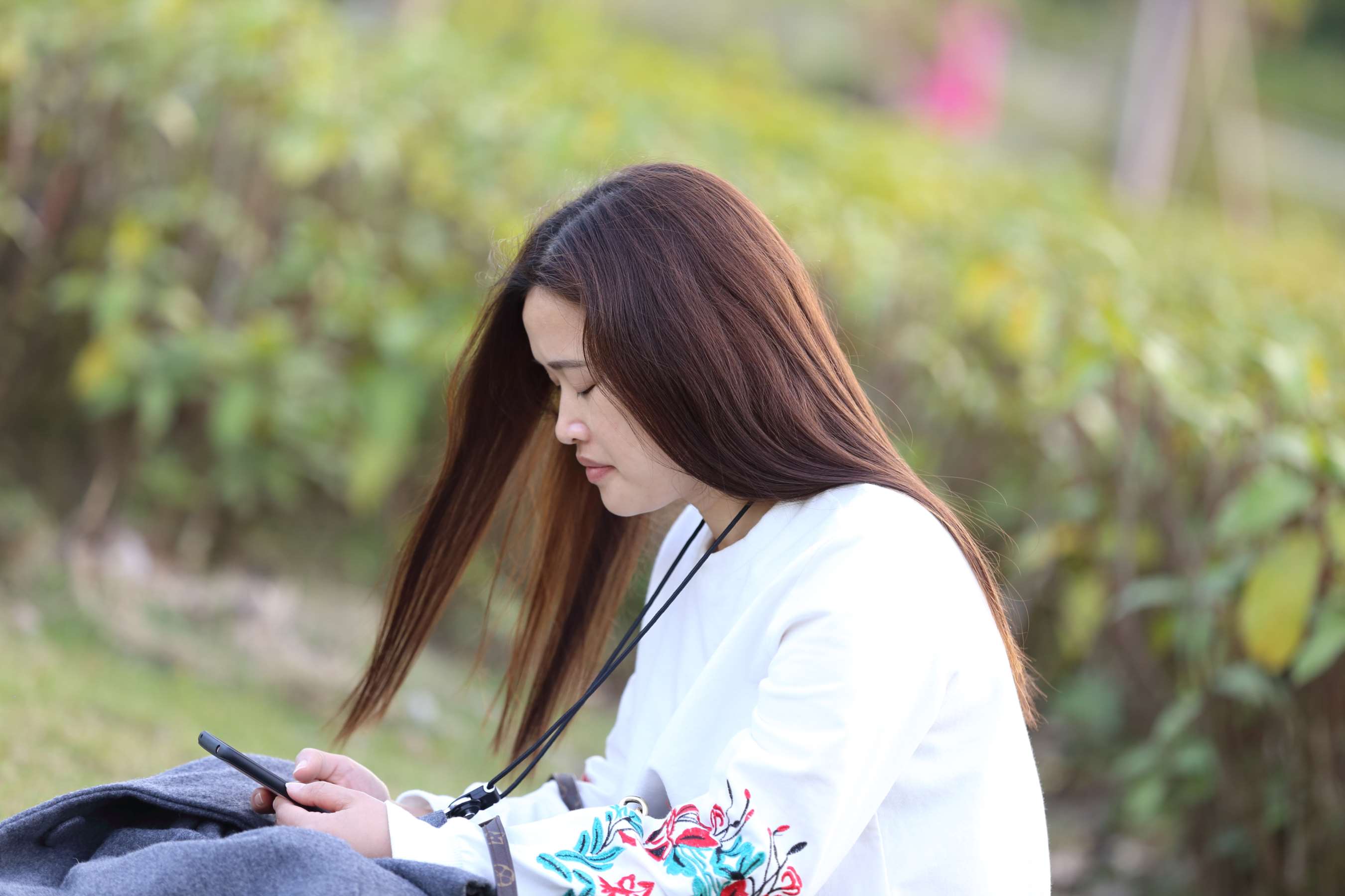 《少女从耐克运动鞋脱出如此湿润的汗脚》作品图