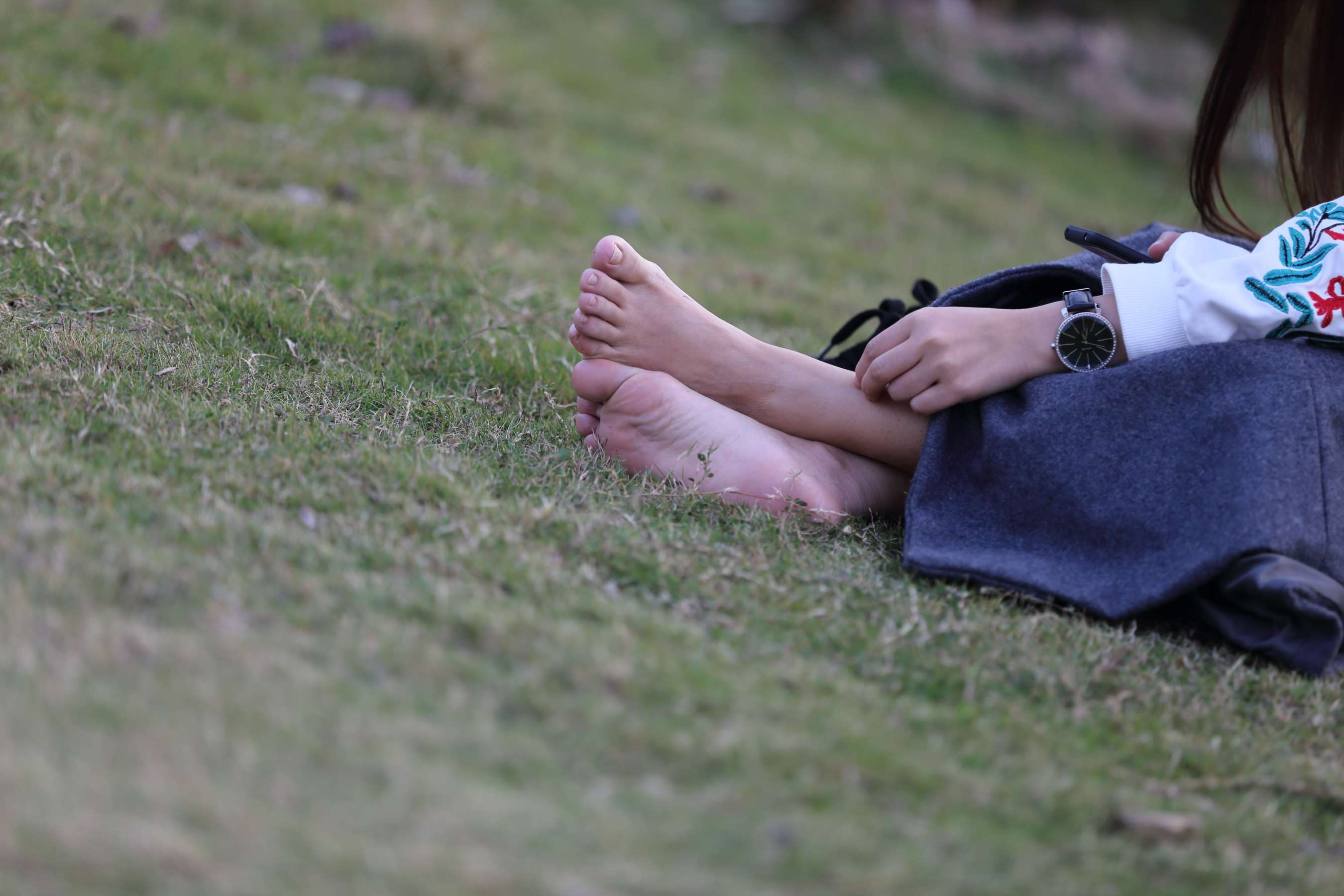 《少女从耐克运动鞋脱出如此湿润的汗脚》作品图