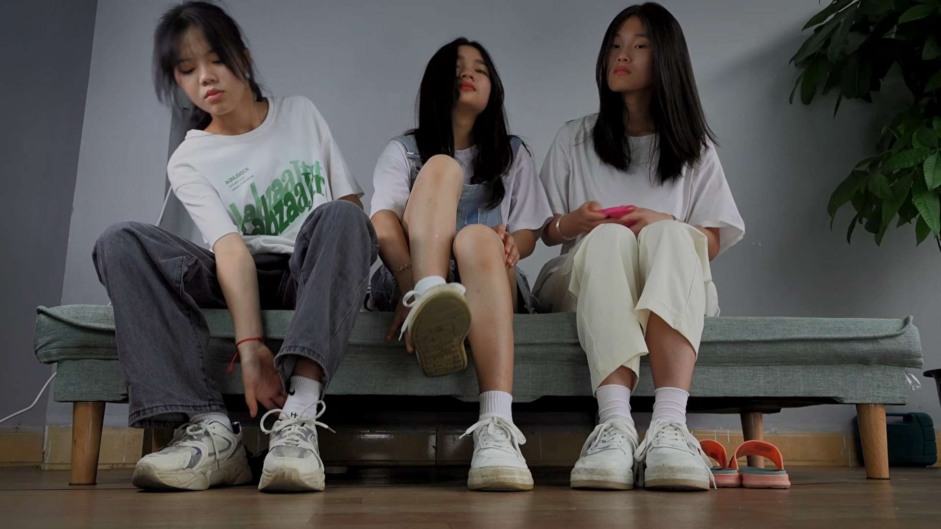 《[视频]小源小玲小颐六只美脚伸到面前挑逗》作品图