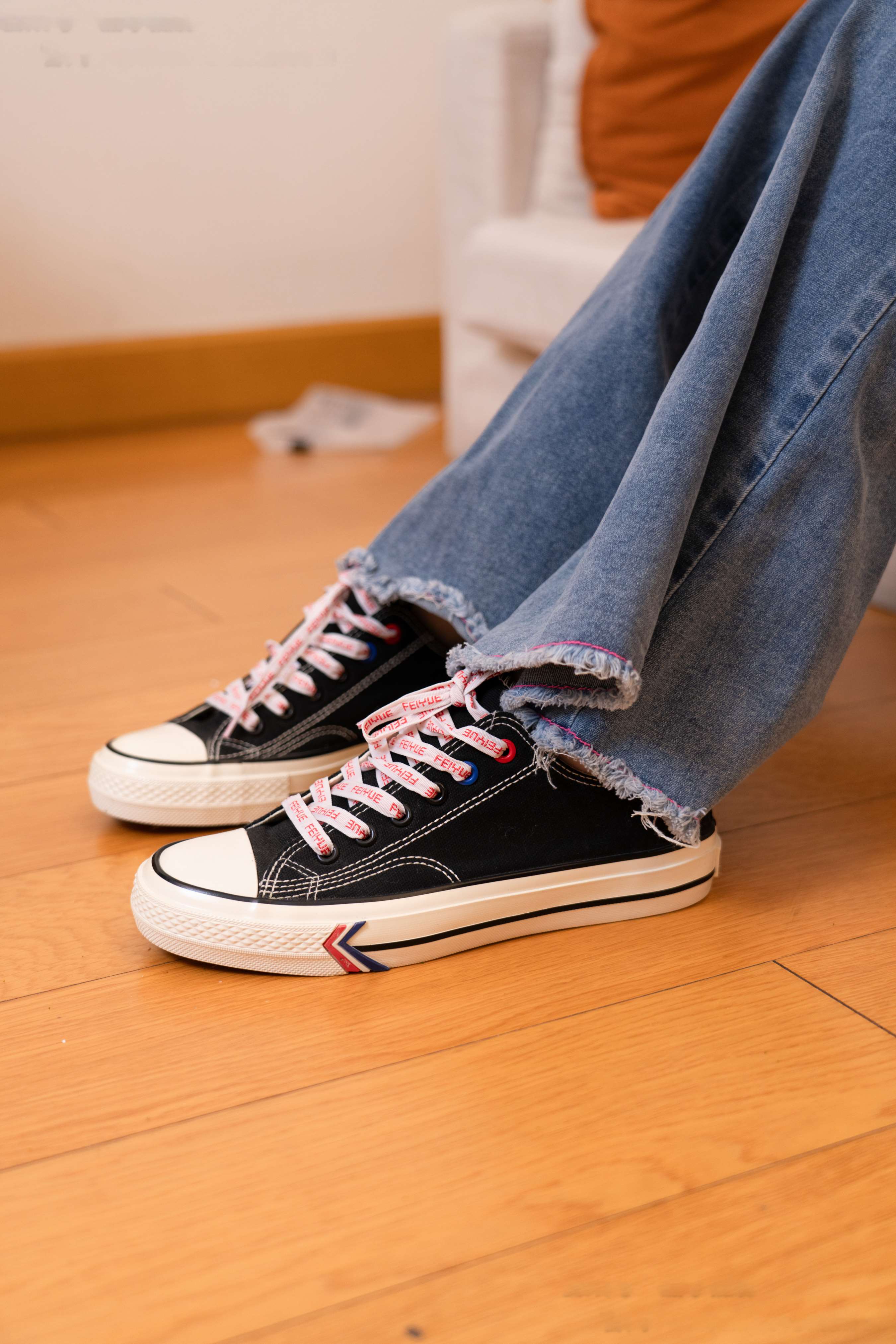 《齐齐-帆布鞋、裤里丝》作品图