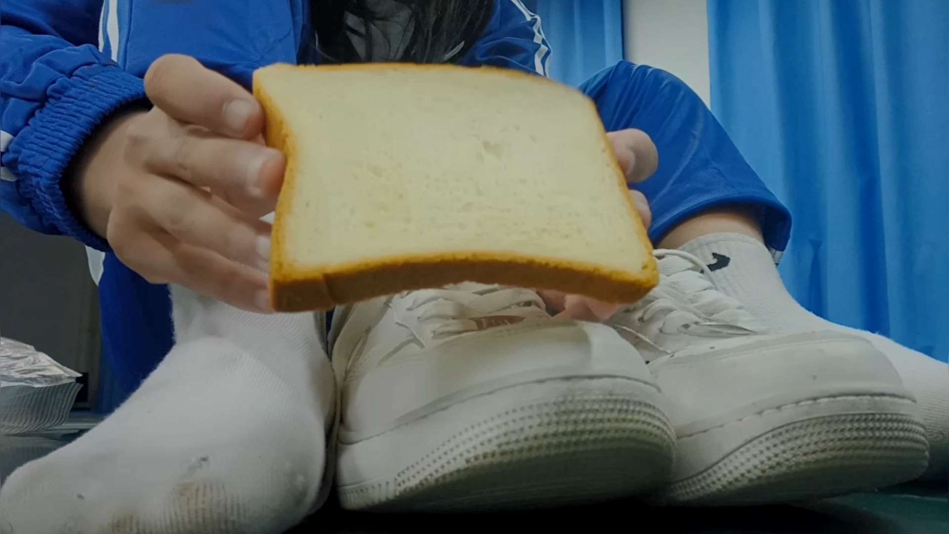 《[视频]套路18岁高中女生穿AF1白棉袜踩面包酸奶鸡蛋！》作品图