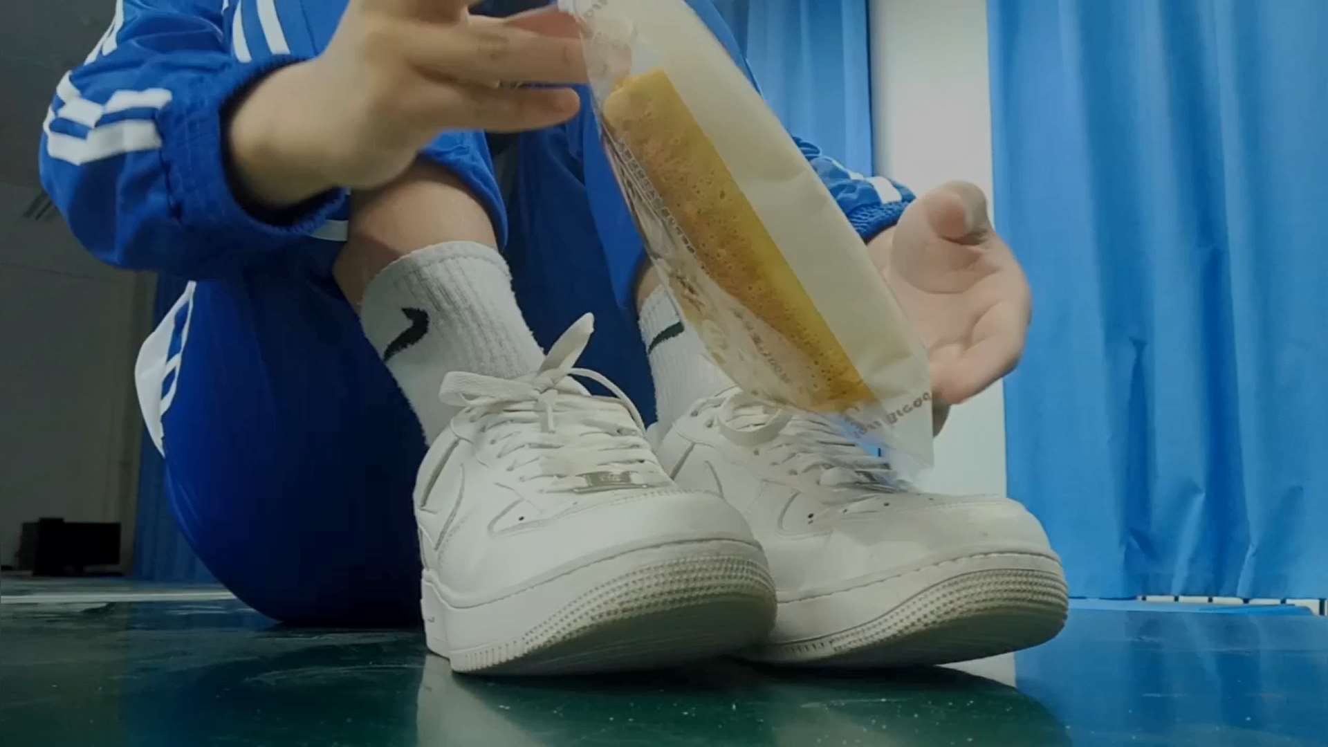 《[视频]套路18岁高中女生穿AF1白棉袜踩面包酸奶鸡蛋！》作品图