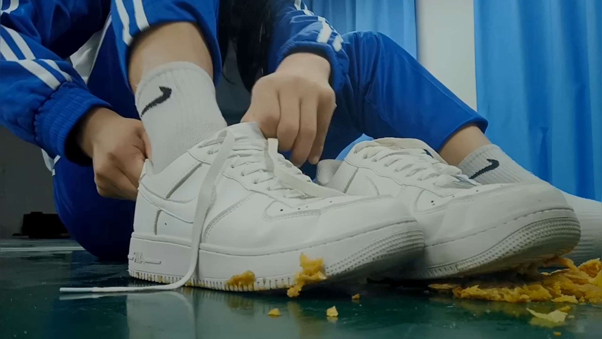 《[视频]套路18岁高中女生穿AF1白棉袜踩面包酸奶鸡蛋！》作品图