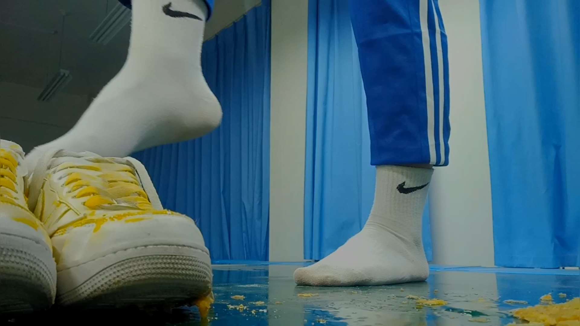 《[视频]套路18岁高中女生穿AF1白棉袜踩面包酸奶鸡蛋！》作品图