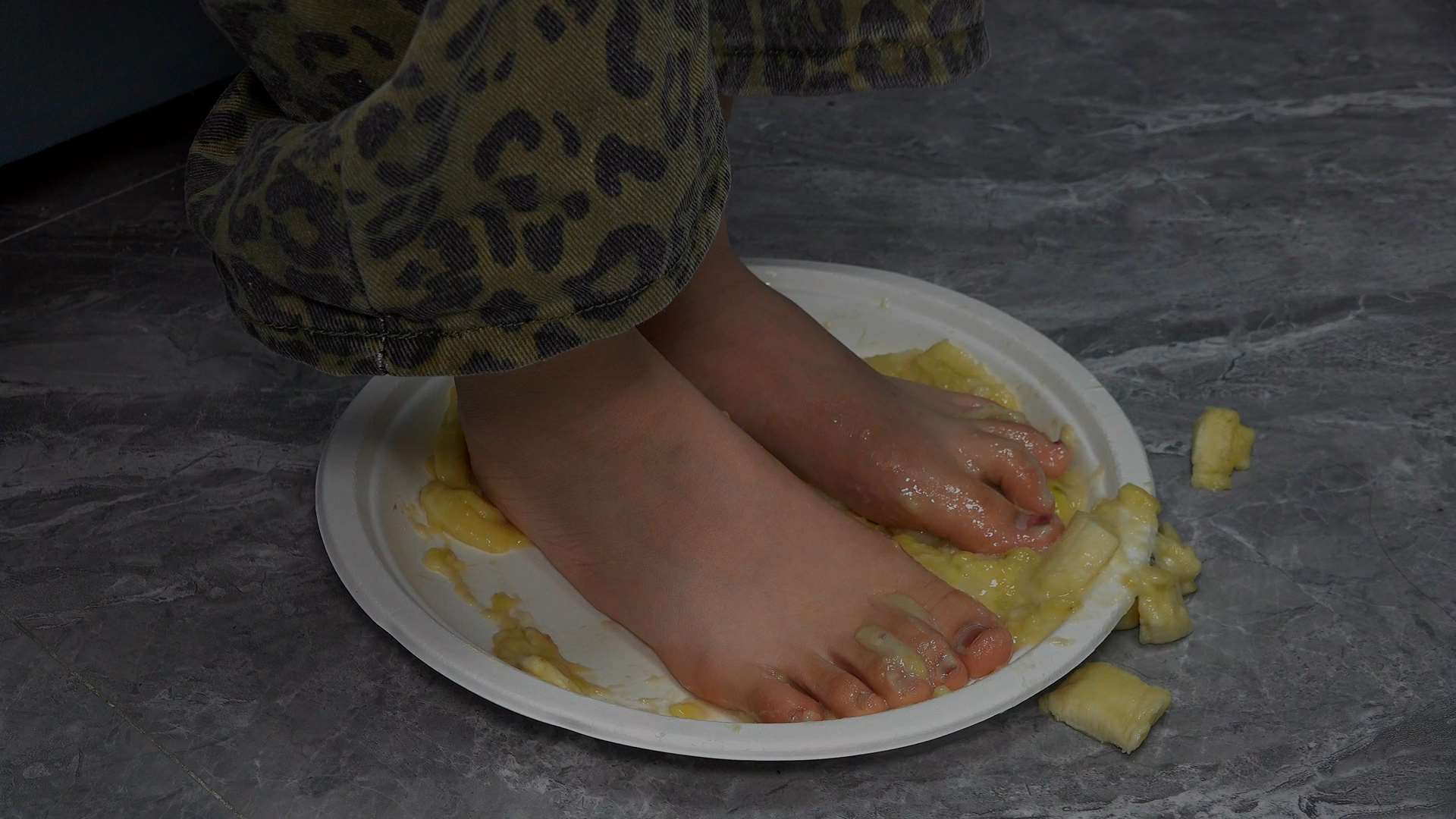 《[视频]子琪的美脚踩香蕉》作品图