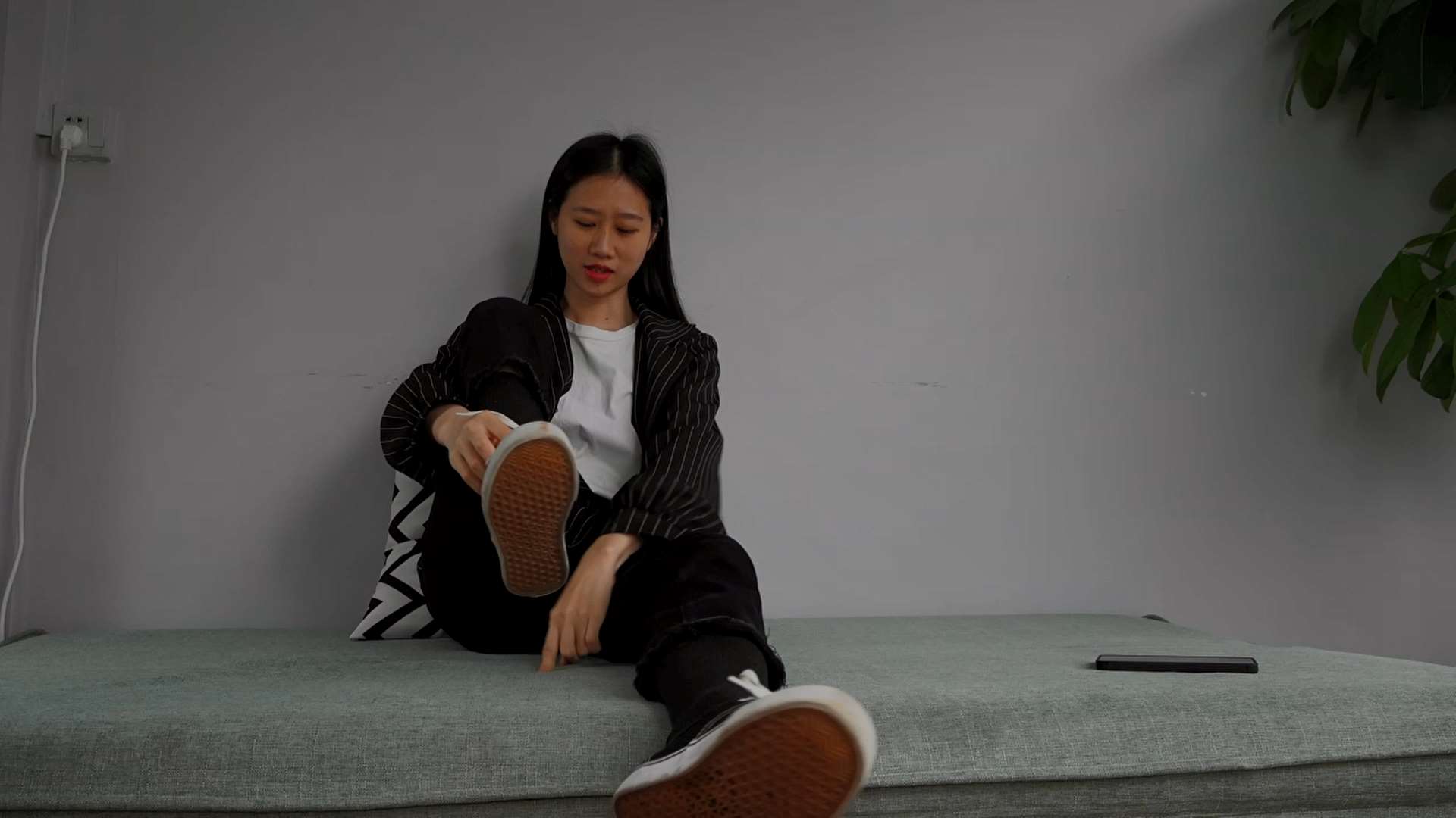 《[视频]芳芳脱帆布鞋展嫩足》作品图