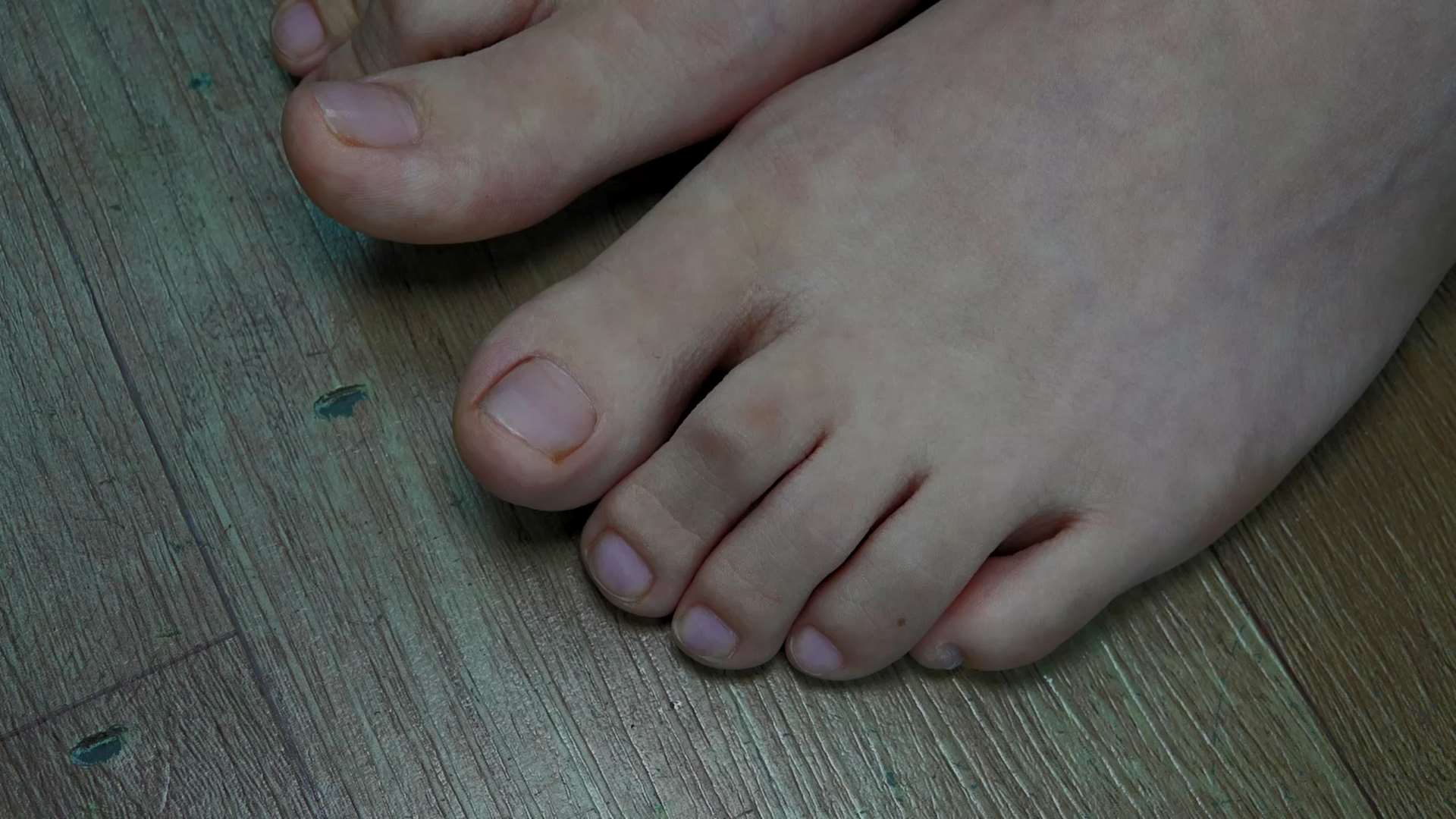 《[视频]芳芳脱帆布鞋展嫩足》作品图