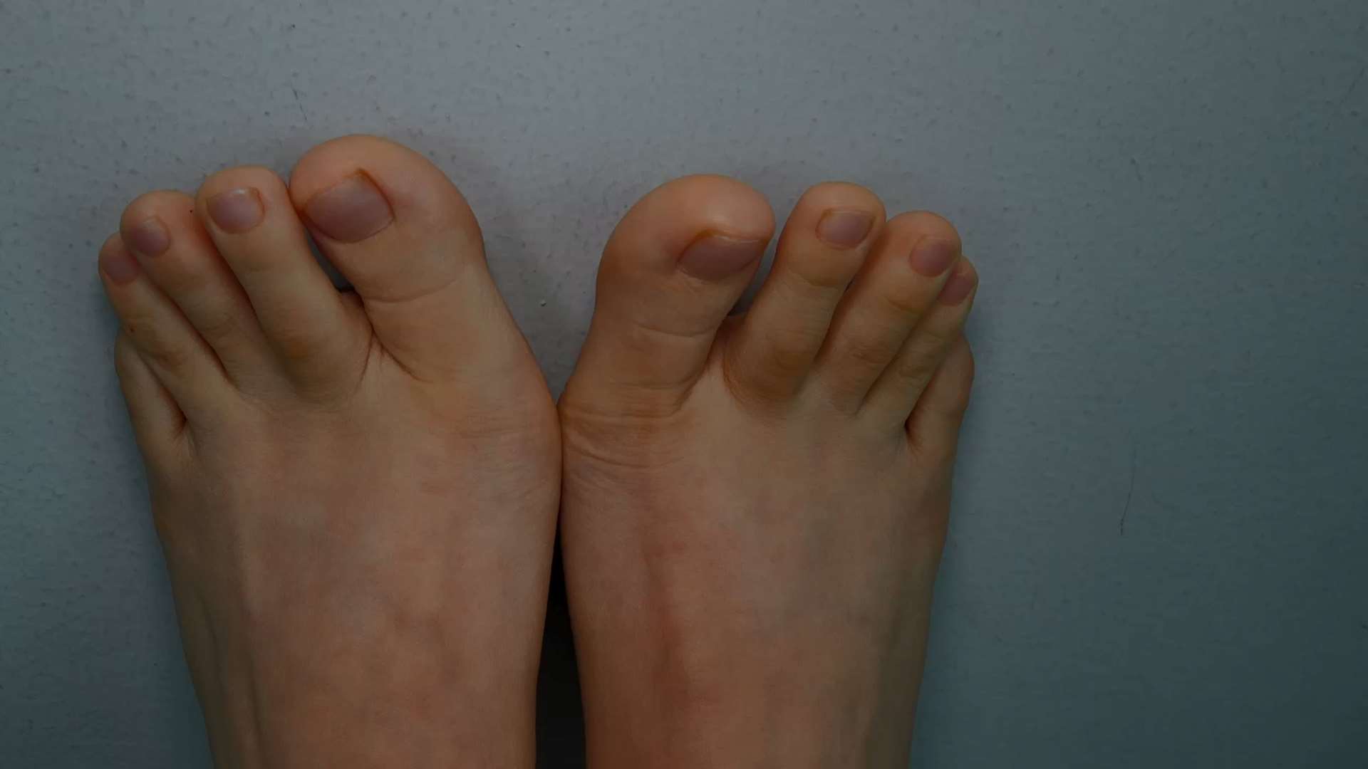 《[视频]芳芳脱帆布鞋展嫩足》作品图