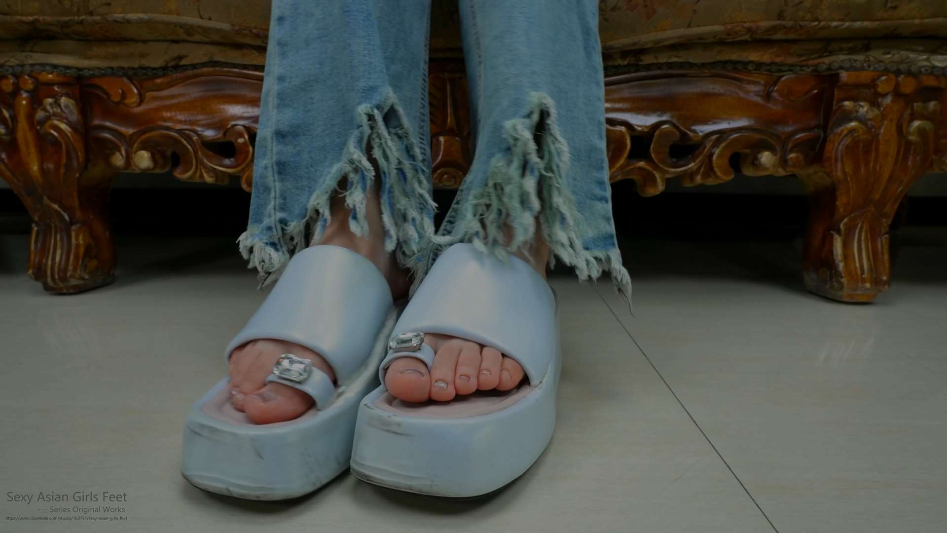 《[寄卖视频]玛丽展示她性感的36EU小脚》作品图