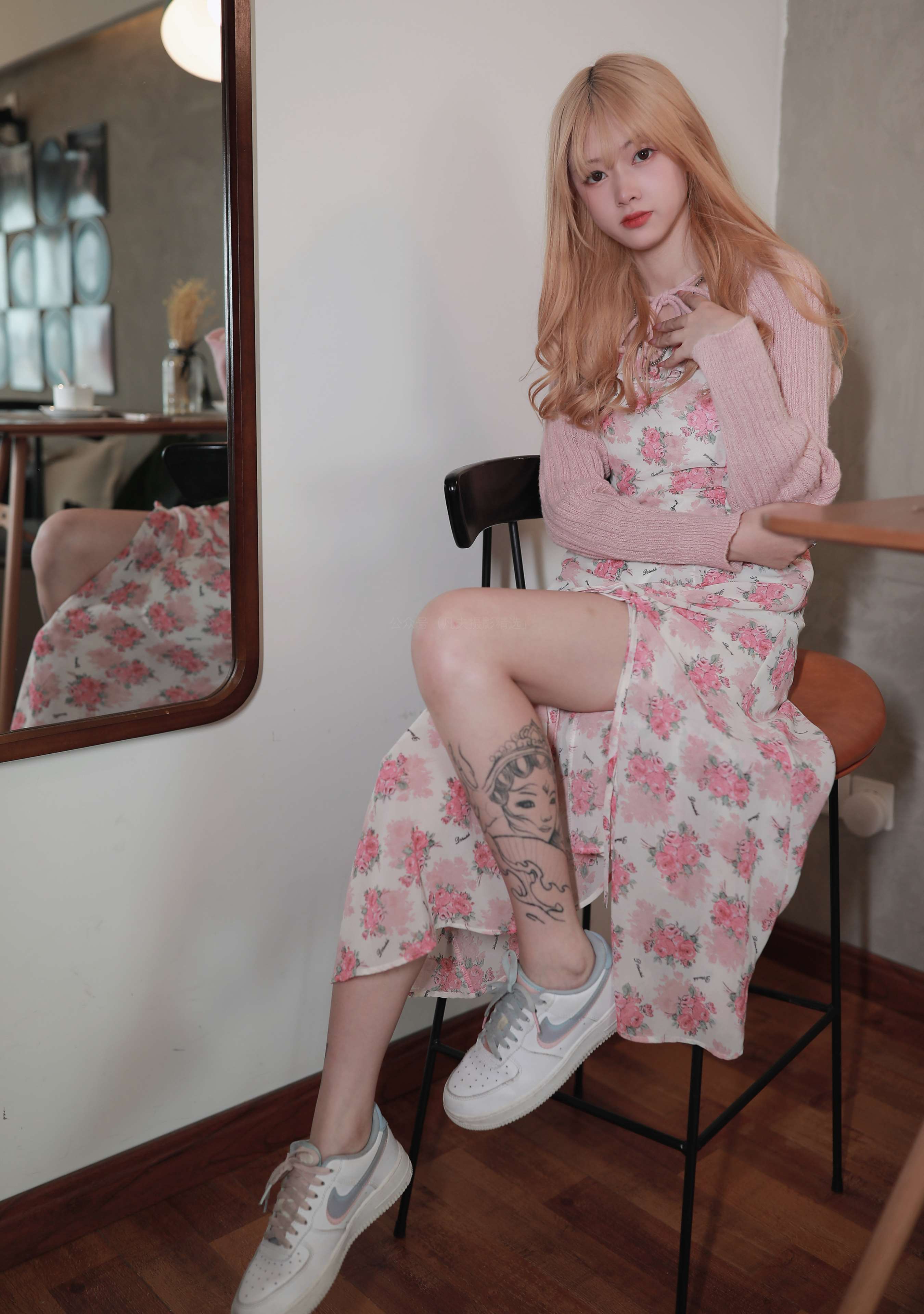 《少女纹身脚の船袜足》作品图