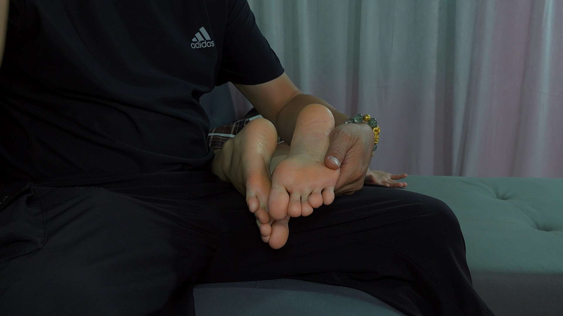 《[视频]燕玲剧情入室弄晕玩脚闻脚打包玩脚》作品图