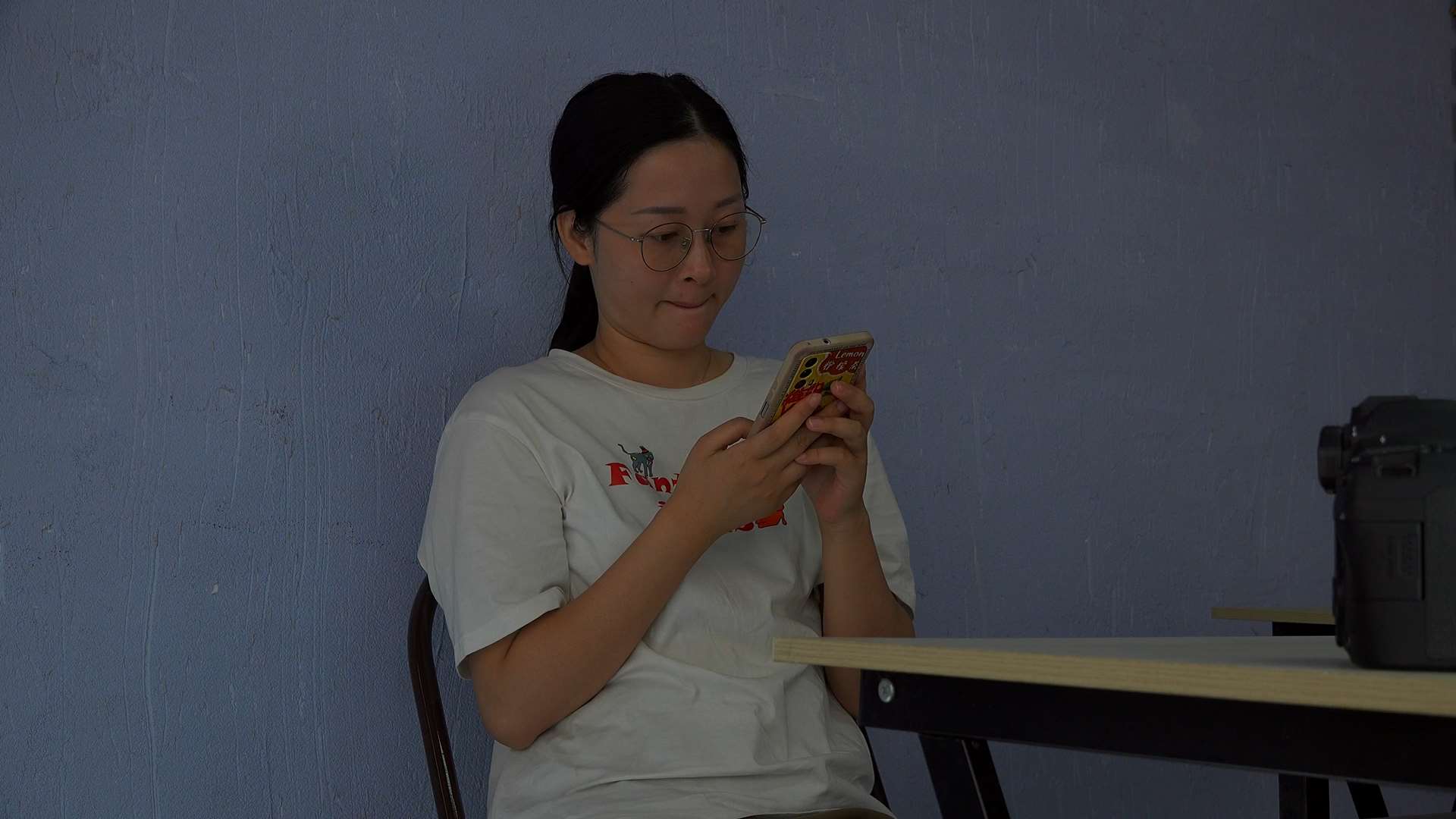 《[视频]芸姨无意识桌底下美脚，展示性感脚底》作品图