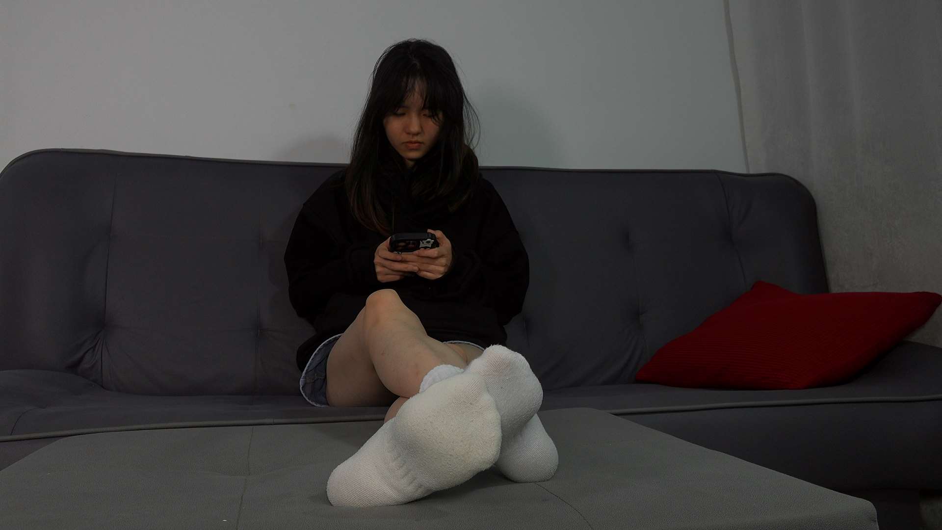 《[视频]趁小杏熟睡脱袜玩弄闻脚》作品图