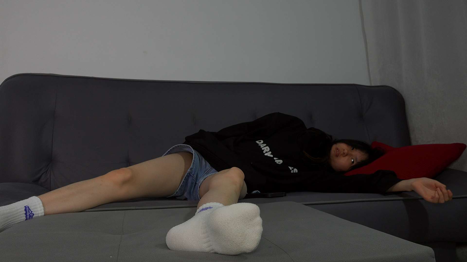 《[视频]趁小杏熟睡脱袜玩弄闻脚》作品图