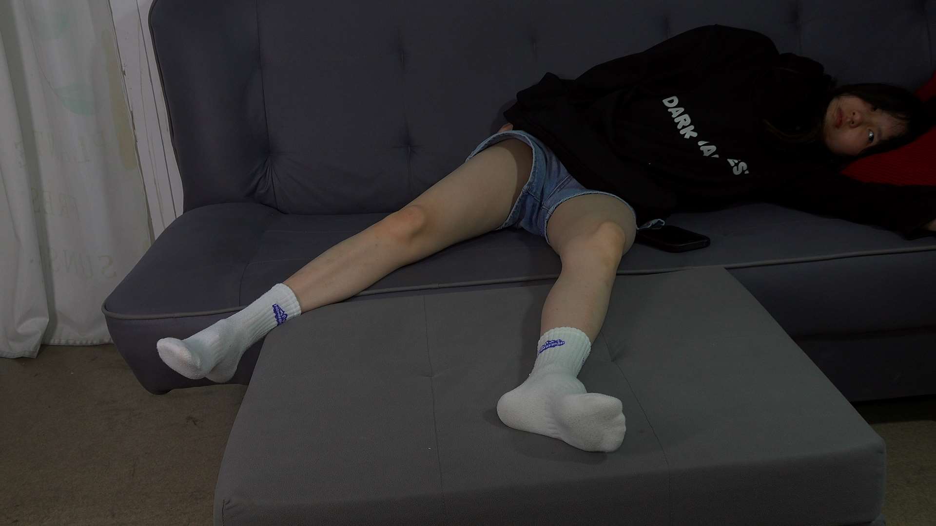 《[视频]趁小杏熟睡脱袜玩弄闻脚》作品图