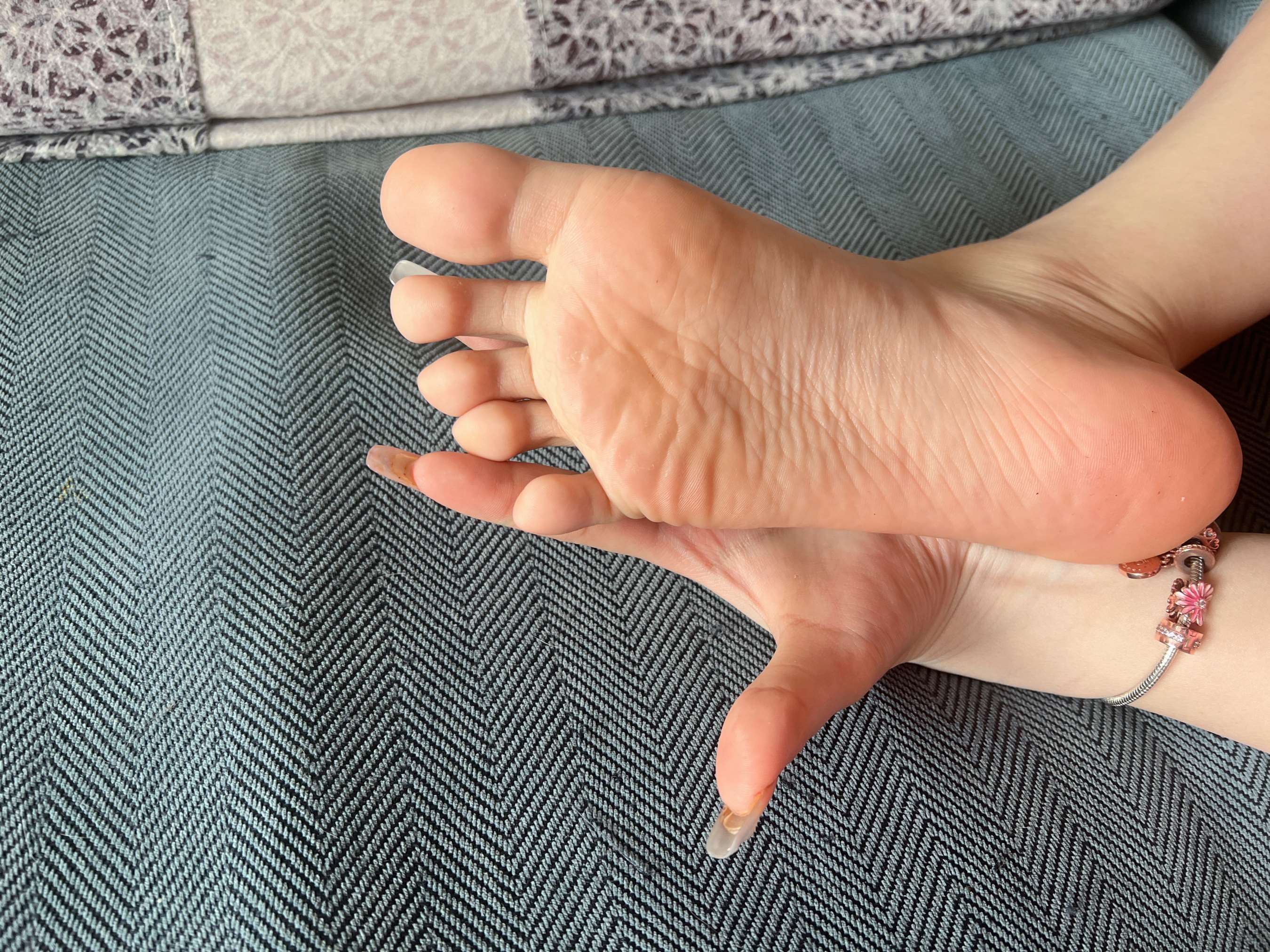 《套路06年高中校花拍脚，颜值超高》作品图