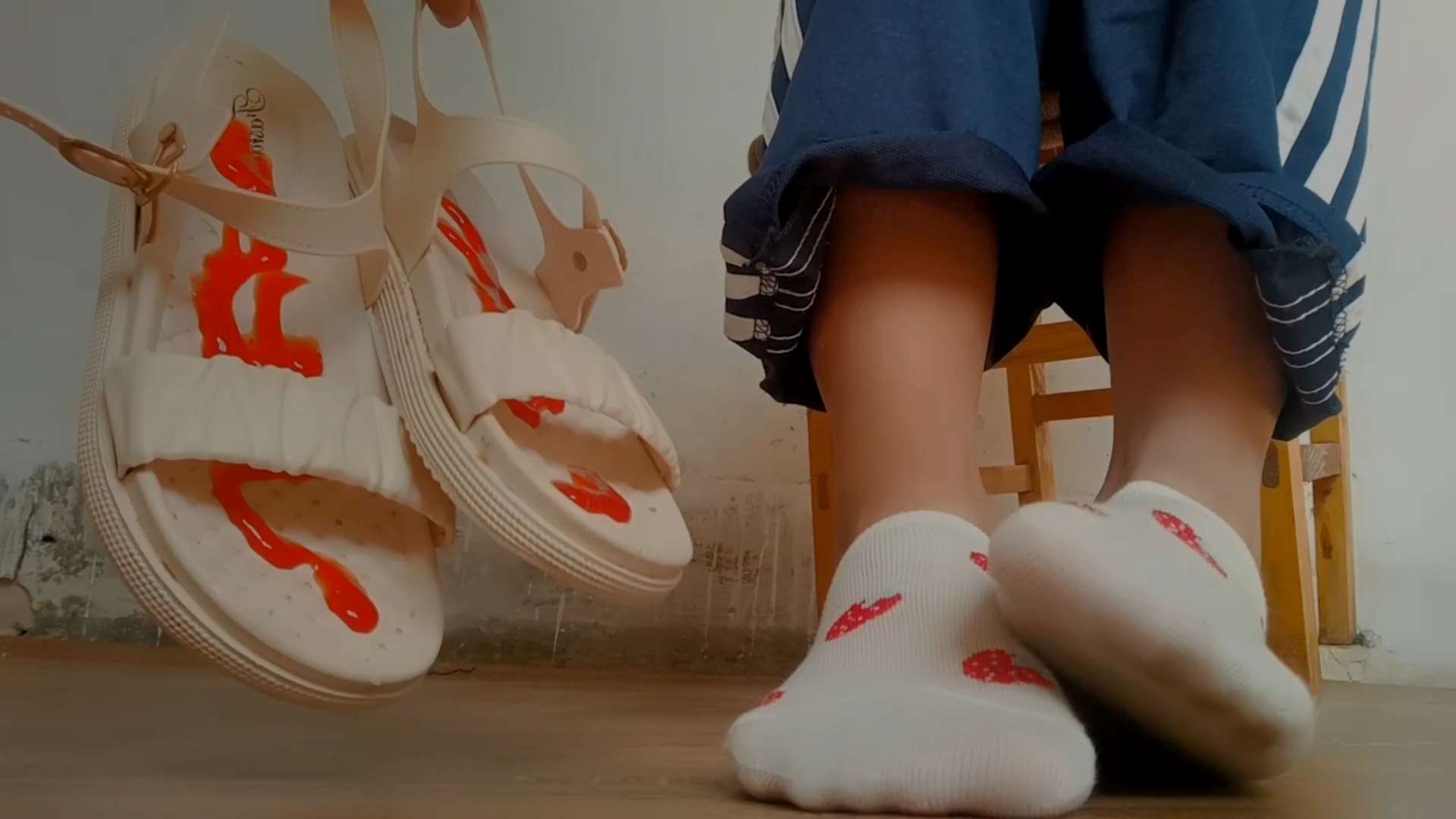 《[视频]真实套路草莓白袜学妹脚摸番茄酱，裸足很诱惑！》作品图