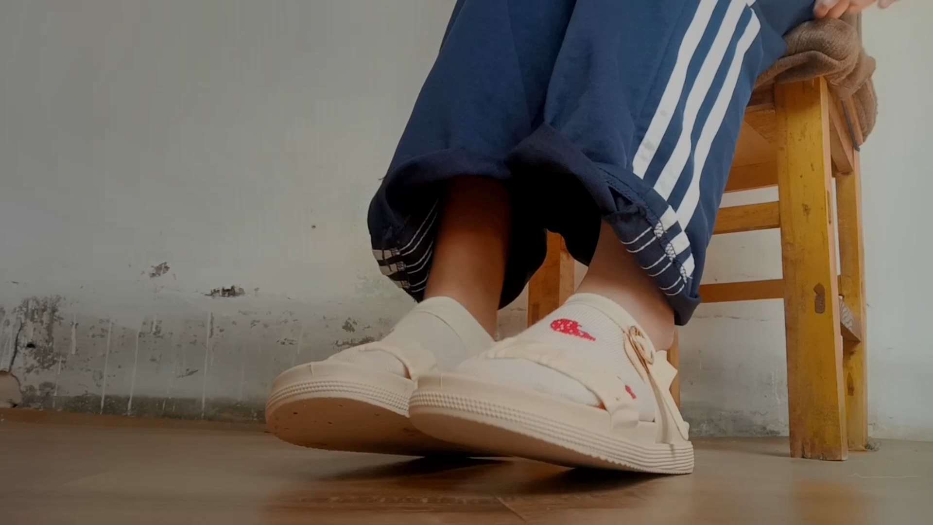 《[视频]真实套路草莓白袜学妹脚摸番茄酱，裸足很诱惑！》作品图