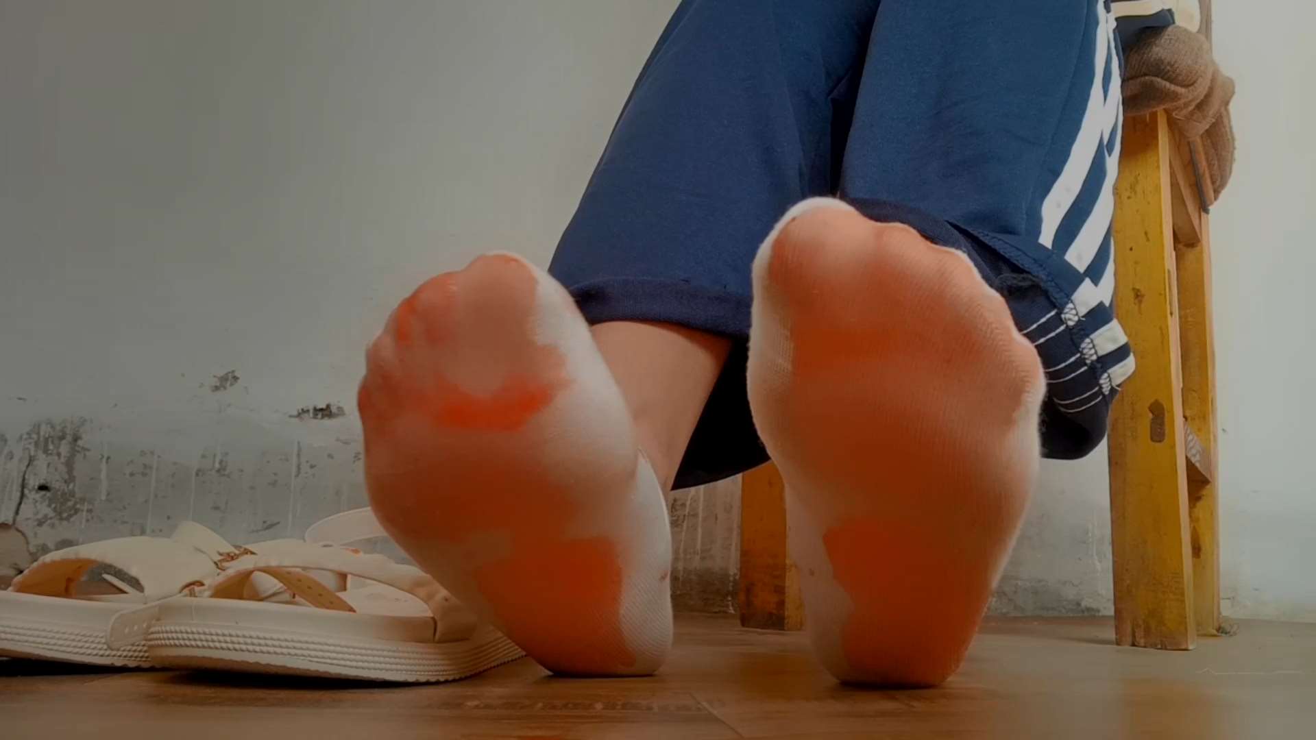 《[视频]真实套路草莓白袜学妹脚摸番茄酱，裸足很诱惑！》作品图