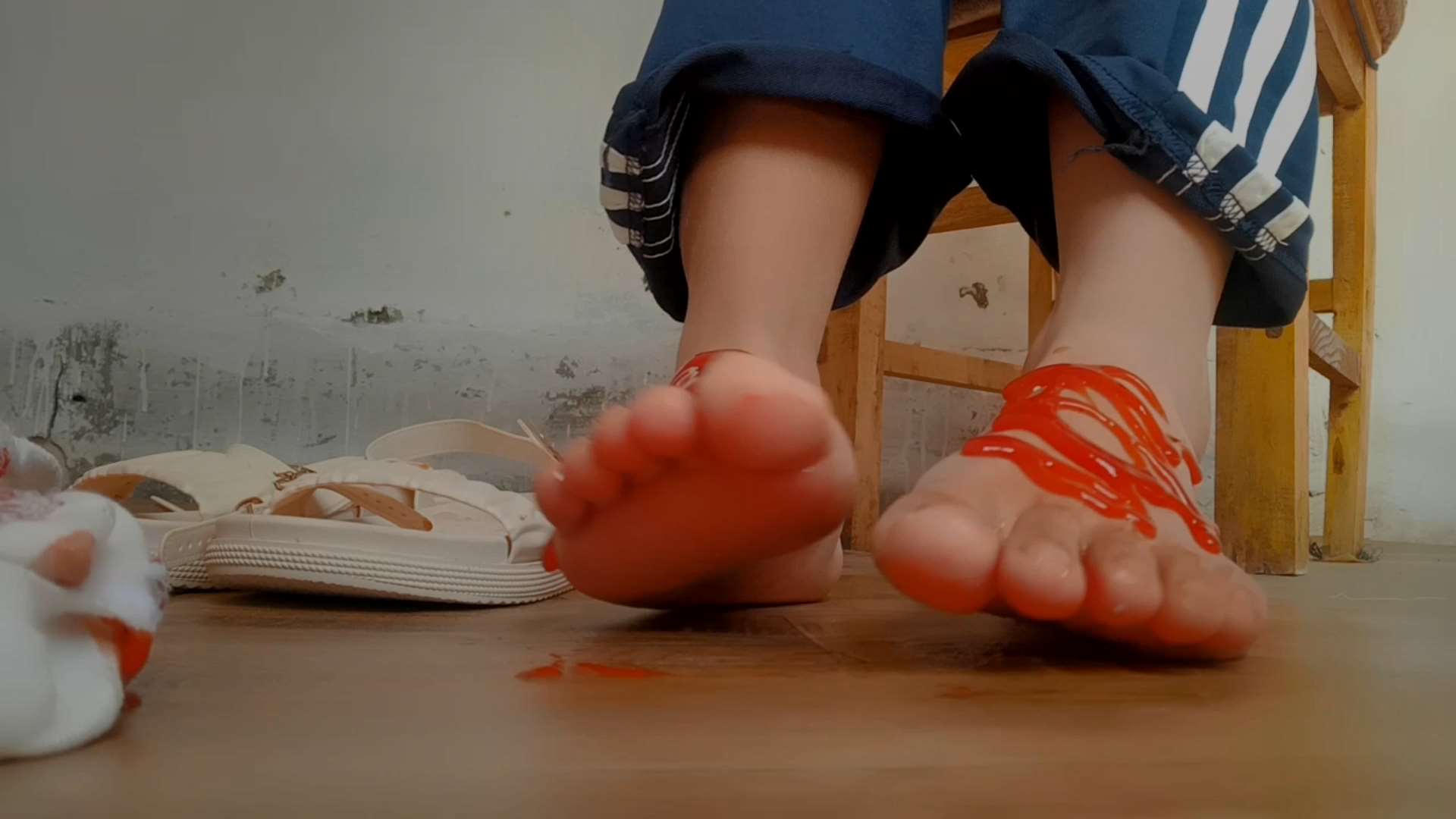 《[视频]真实套路草莓白袜学妹脚摸番茄酱，裸足很诱惑！》作品图