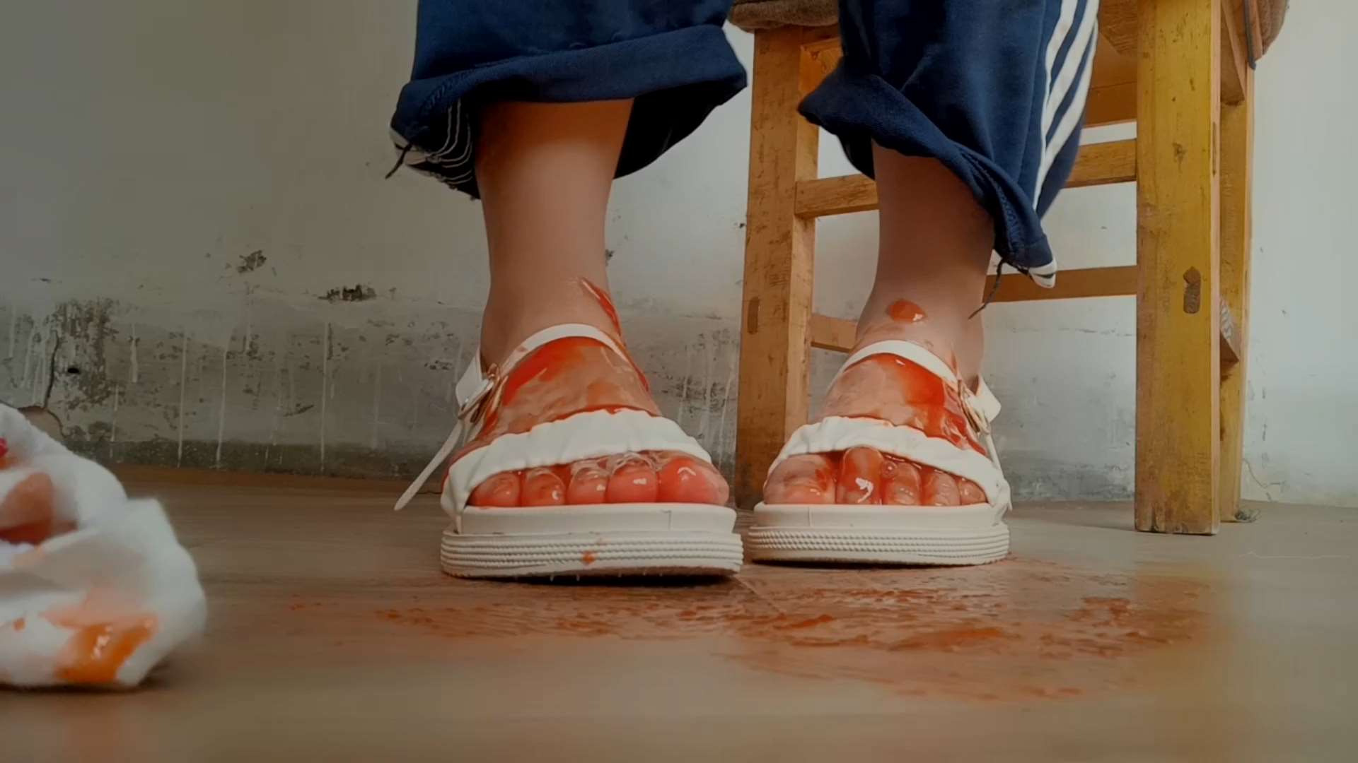 《[视频]真实套路草莓白袜学妹脚摸番茄酱，裸足很诱惑！》作品图